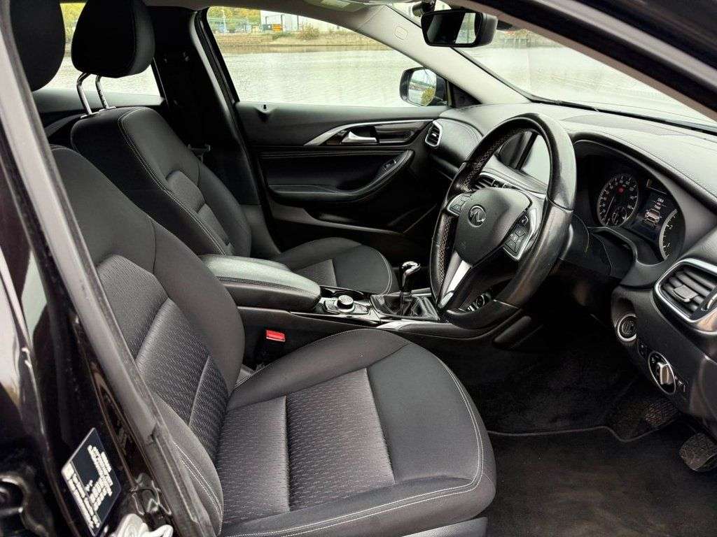 2016 INFINITI Q30 2016 INFINITI Q30