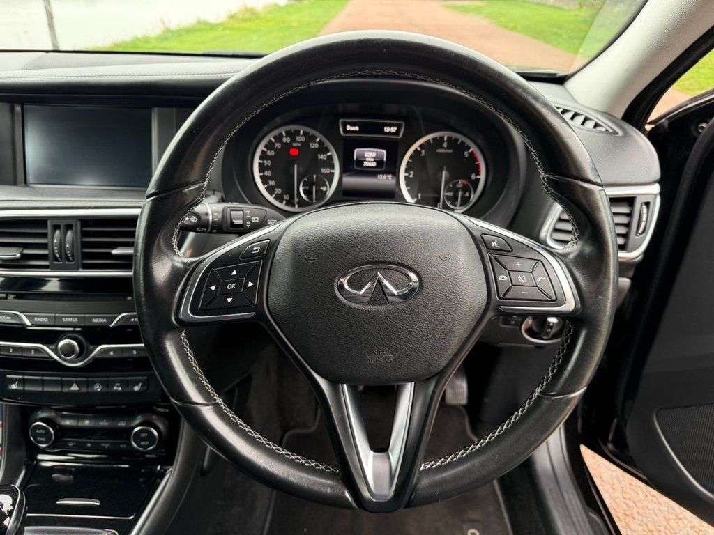 2016 INFINITI Q30 2016 INFINITI Q30