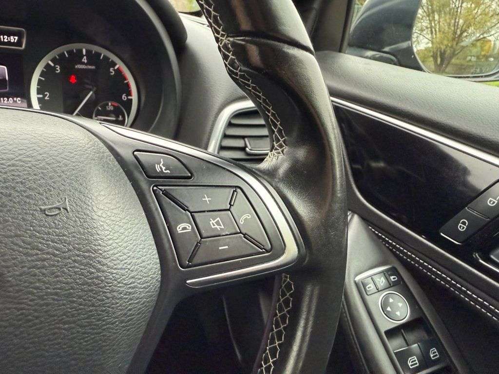 2016 INFINITI Q30 2016 INFINITI Q30