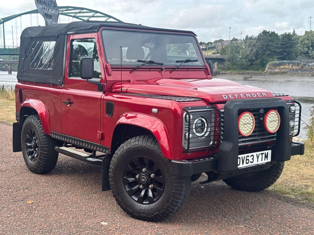 A 2013 LAND ROVER DEFENDER 90 2.2 TDCi XS Hard Top SUV 3dr Diesel Manual 4WD SWB Euro 5 (122 ps) **STUNNI A 2013 LAND ROVER DEFENDER 90 2.2 TDCi XS Hard Top SUV 3dr Diesel Manual 4WD SWB Euro 5 (122 ps) **STUNNI