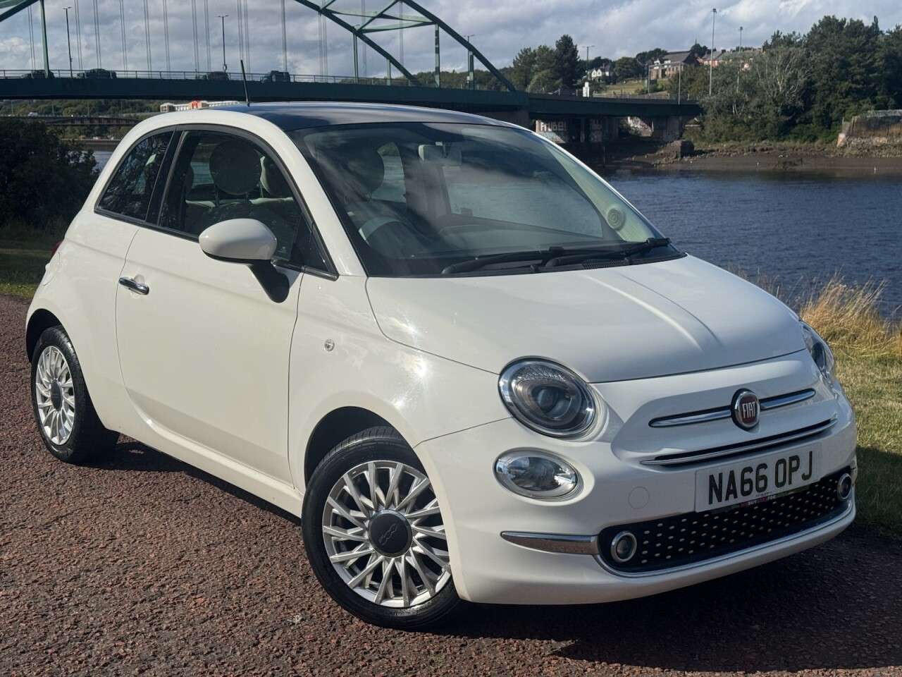 A 2016 FIAT 500 1.2 Lounge Hatchback 3dr Petrol Manual Euro 6 (s/s) (69 bhp) **SUN ROOF** A 2016 FIAT 500 1.2 Lounge Hatchback 3dr Petrol Manual Euro 6 (s/s) (69 bhp) **SUN ROOF**