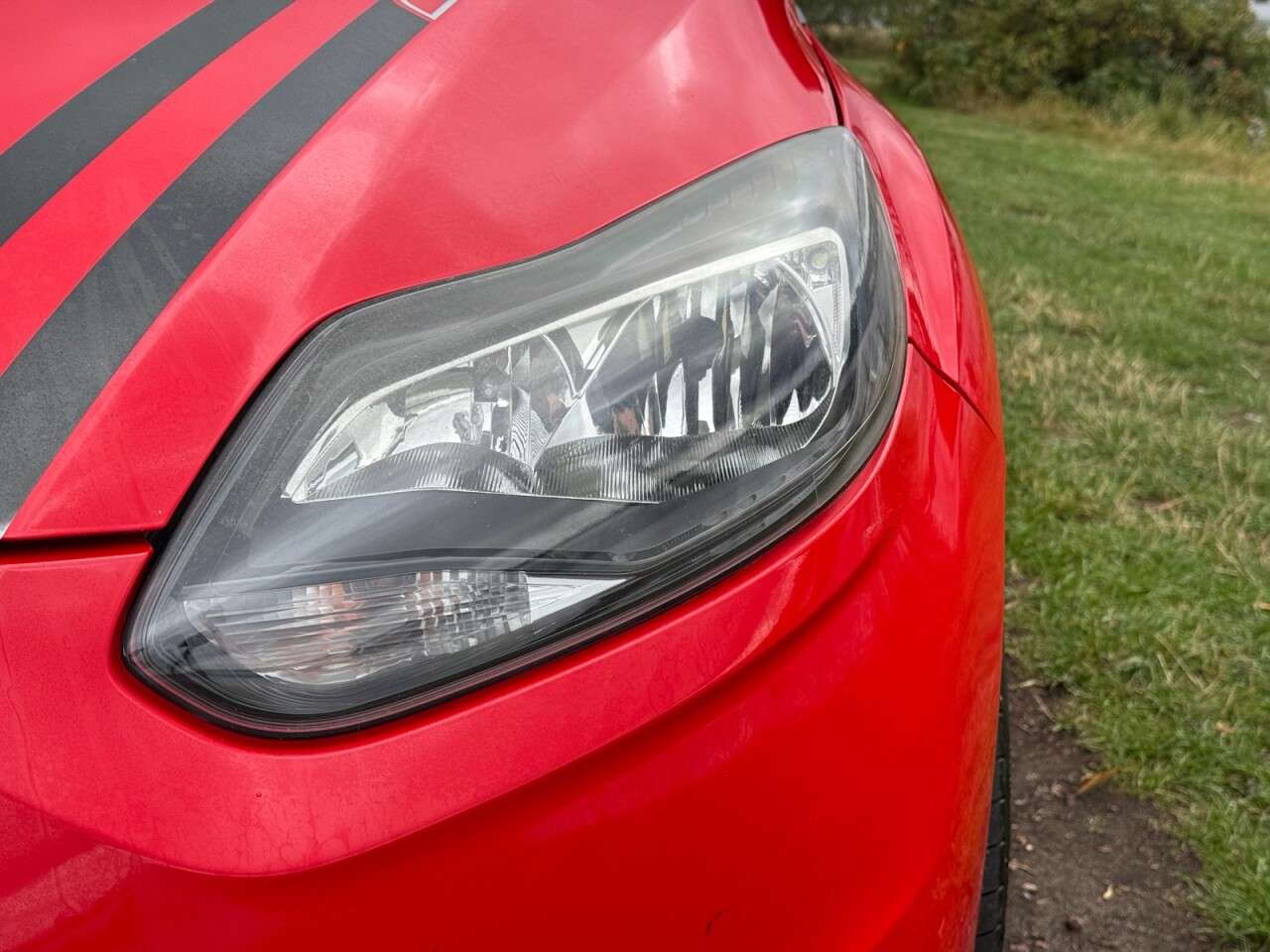 A 2014 FORD FOCUS 2.0T EcoBoost ST-2 Hatchback 5dr Petrol Manual Euro 5 (s/s) (250 ps) A 2014 FORD FOCUS 2.0T EcoBoost ST-2 Hatchback 5dr Petrol Manual Euro 5 (s/s) (250 ps)