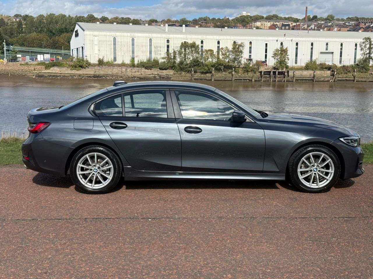A 2021 BMW 3 SERIES 2.0 318d MHT SE Pro Saloon 4dr Diesel Hybrid Auto Euro 6 (s/s) (150 ps) POW A 2021 BMW 3 SERIES 2.0 318d MHT SE Pro Saloon 4dr Diesel Hybrid Auto Euro 6 (s/s) (150 ps) POW