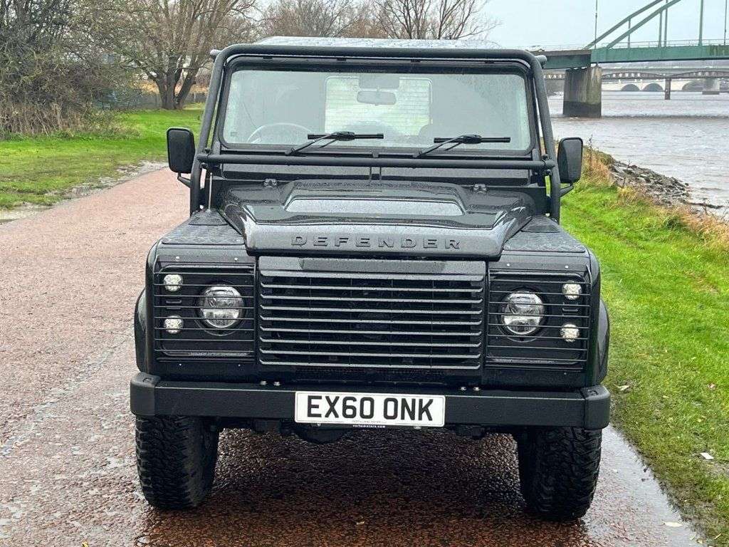 A 2010 LAND ROVER DEFENDER 2.4 TDCi XS Station Wagon Double Cab 3dr Diesel Manual 4WD SWB Euro 4 (122 A 2010 LAND ROVER DEFENDER 2.4 TDCi XS Station Wagon Double Cab 3dr Diesel Manual 4WD SWB Euro 4 (122