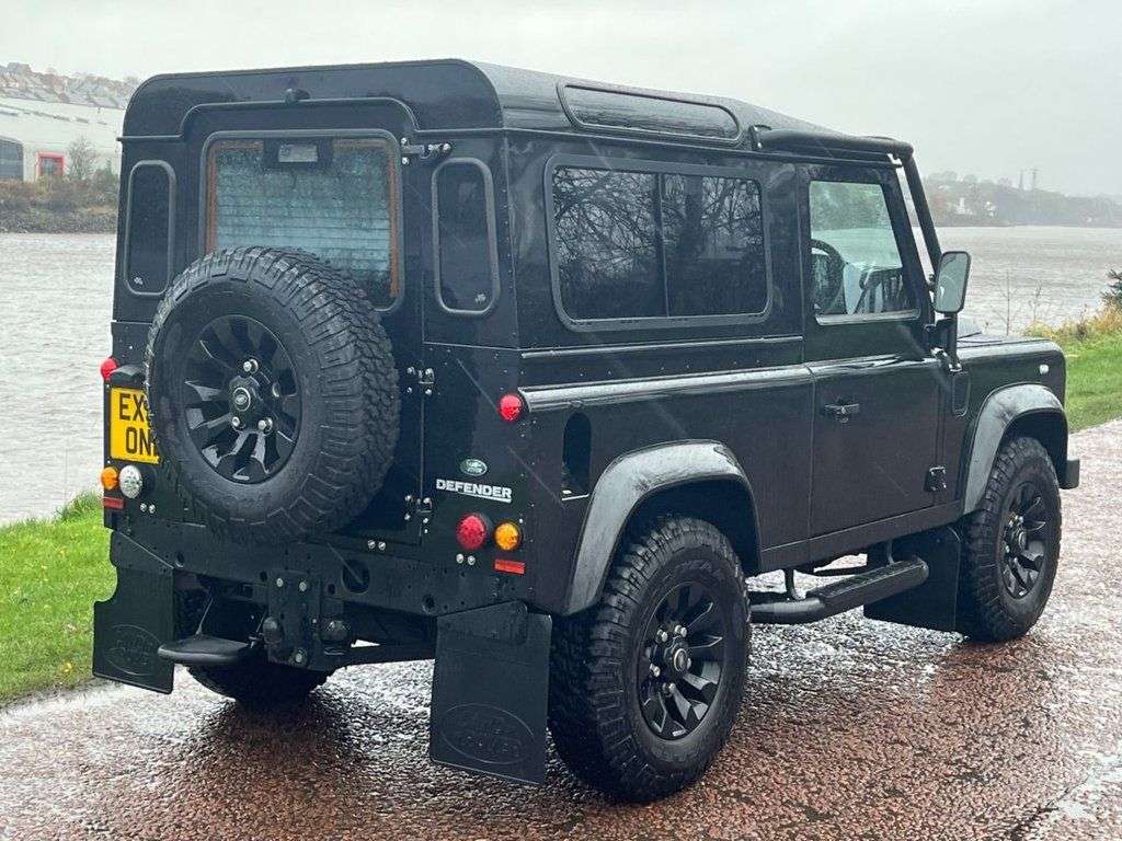 A 2010 LAND ROVER DEFENDER 2.4 TDCi XS Station Wagon Double Cab 3dr Diesel Manual 4WD SWB Euro 4 (122 A 2010 LAND ROVER DEFENDER 2.4 TDCi XS Station Wagon Double Cab 3dr Diesel Manual 4WD SWB Euro 4 (122