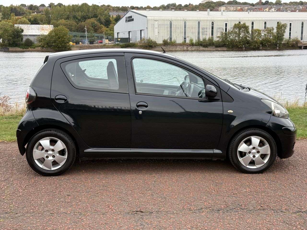 A 2009 TOYOTA AYGO 1.0 VVT-i Black Hatchback 5dr Petrol Manual Euro 4 (AC) (67 bhp) **UPGRADED A 2009 TOYOTA AYGO 1.0 VVT-i Black Hatchback 5dr Petrol Manual Euro 4 (AC) (67 bhp) **UPGRADED
