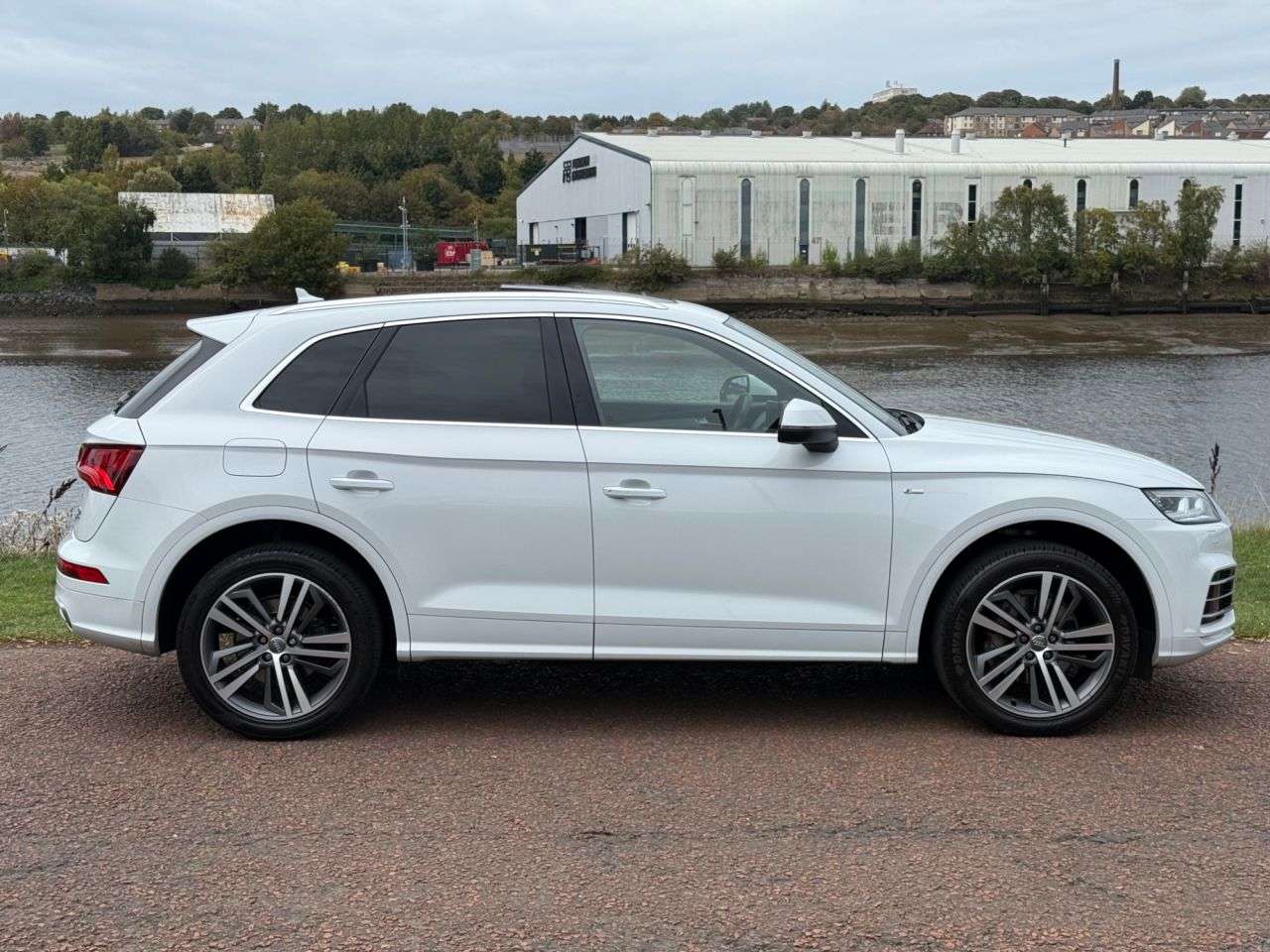 A 2019 AUDI Q5 2.0 TDI 40 S line SUV 5dr Diesel S Tronic quattro Euro 6 (s/s) (190 ps) *** A 2019 AUDI Q5 2.0 TDI 40 S line SUV 5dr Diesel S Tronic quattro Euro 6 (s/s) (190 ps) ***