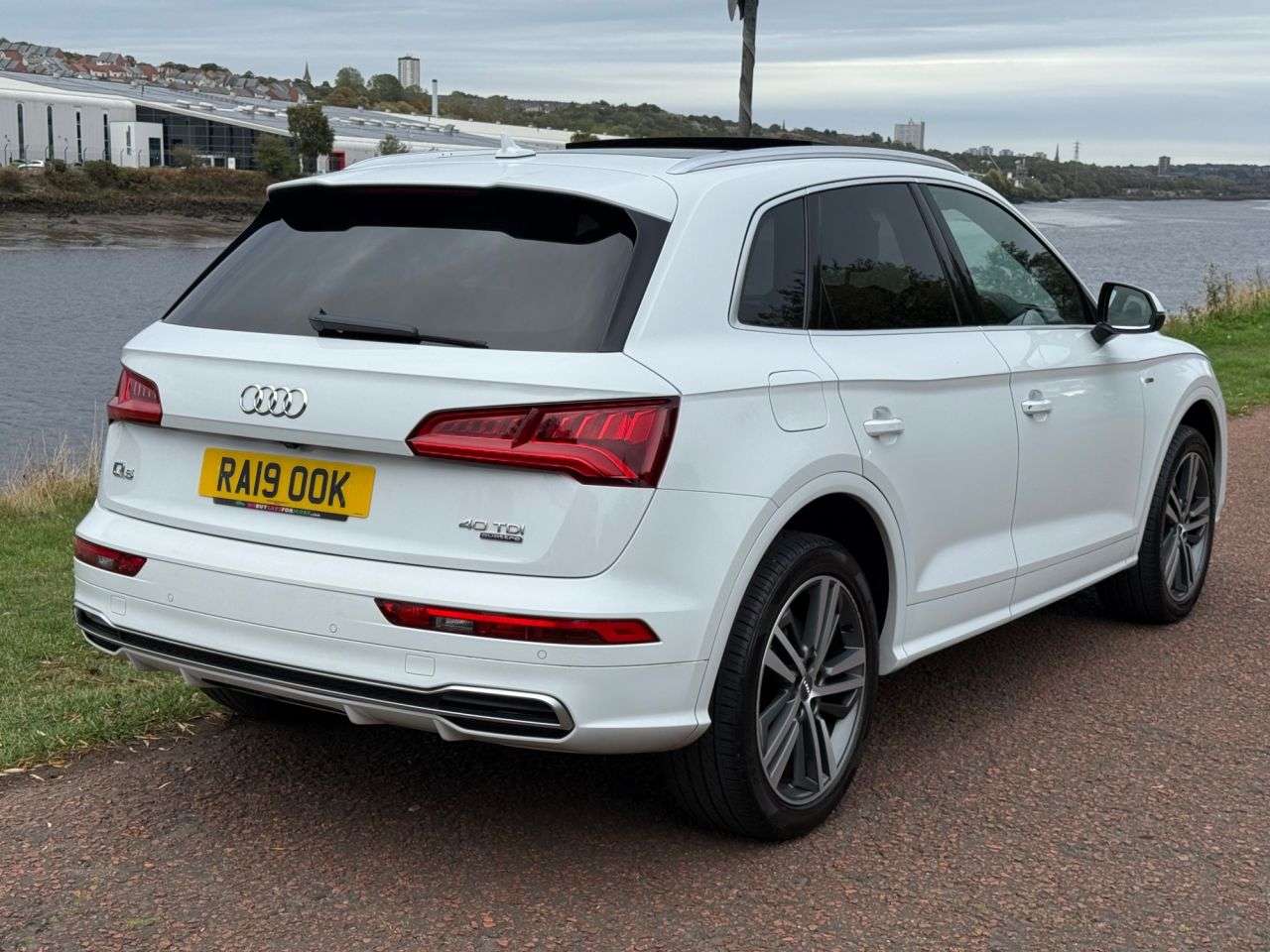 A 2019 AUDI Q5 2.0 TDI 40 S line SUV 5dr Diesel S Tronic quattro Euro 6 (s/s) (190 ps) *** A 2019 AUDI Q5 2.0 TDI 40 S line SUV 5dr Diesel S Tronic quattro Euro 6 (s/s) (190 ps) ***