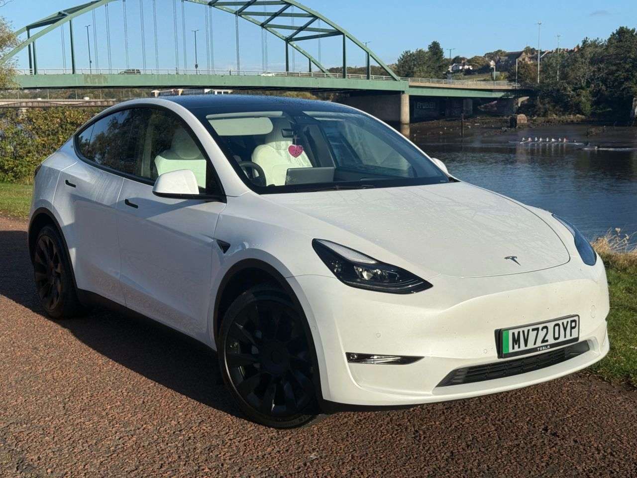 A 2022 TESLA MODEL Y (Dual Motor) Long Range SUV 5dr Electric Auto 4WDE (384 bhp) GLOSS BLACK AL A 2022 TESLA MODEL Y (Dual Motor) Long Range SUV 5dr Electric Auto 4WDE (384 bhp) GLOSS BLACK AL