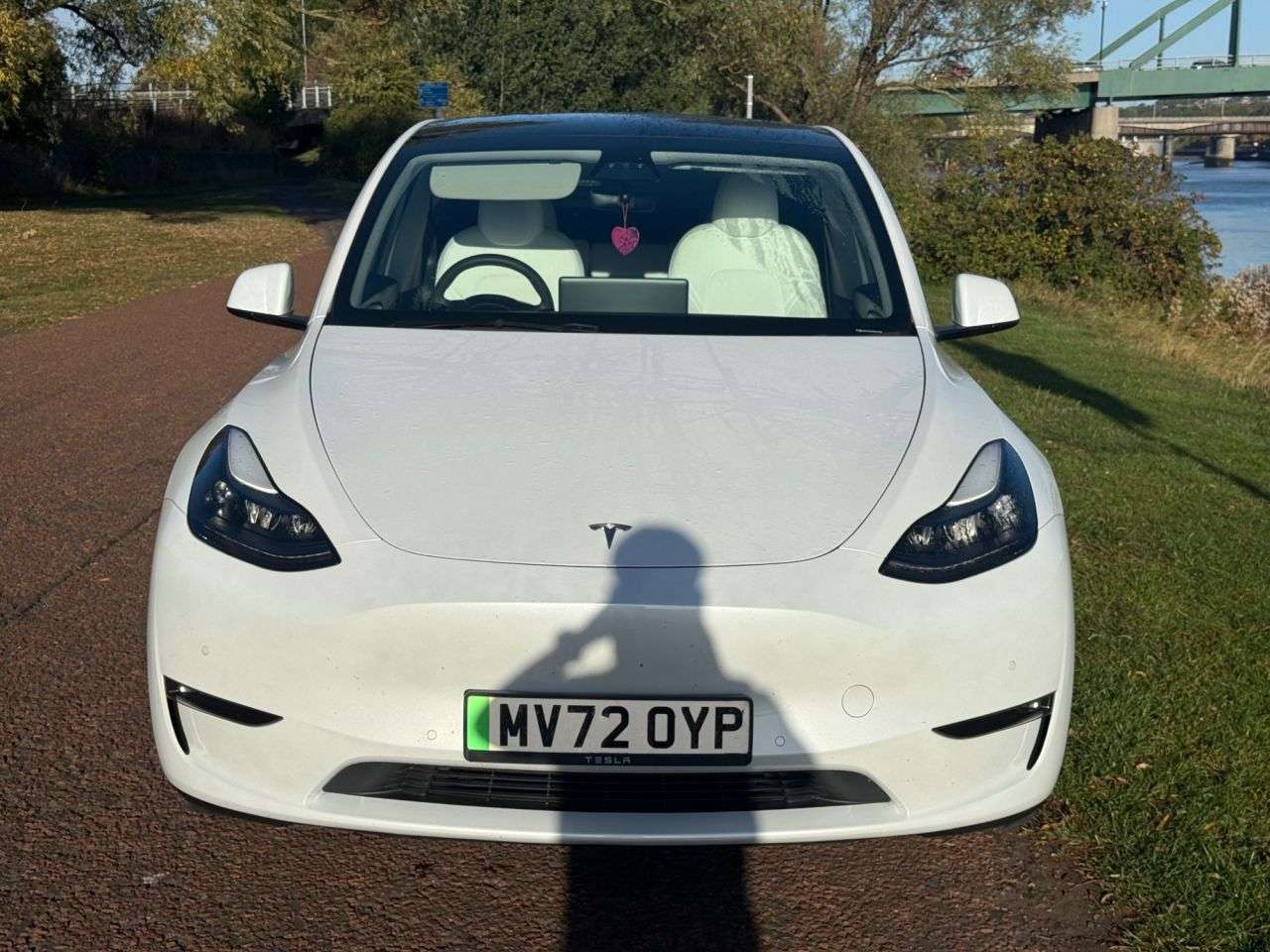 A 2022 TESLA MODEL Y (Dual Motor) Long Range SUV 5dr Electric Auto 4WDE (384 bhp) GLOSS BLACK AL A 2022 TESLA MODEL Y (Dual Motor) Long Range SUV 5dr Electric Auto 4WDE (384 bhp) GLOSS BLACK AL