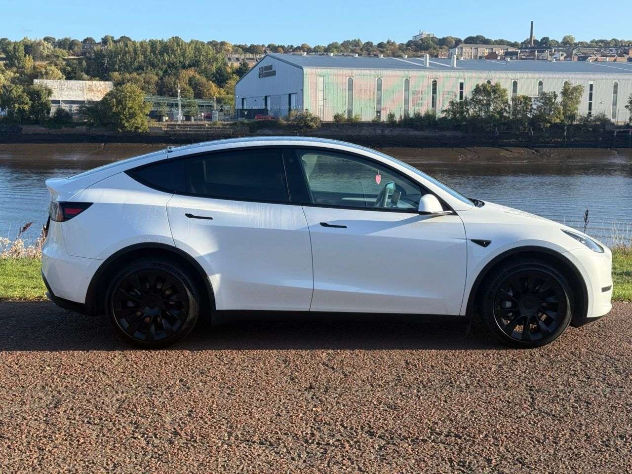 A 2022 TESLA MODEL Y (Dual Motor) Long Range SUV 5dr Electric Auto 4WDE (384 bhp) GLOSS BLACK AL A 2022 TESLA MODEL Y (Dual Motor) Long Range SUV 5dr Electric Auto 4WDE (384 bhp) GLOSS BLACK AL