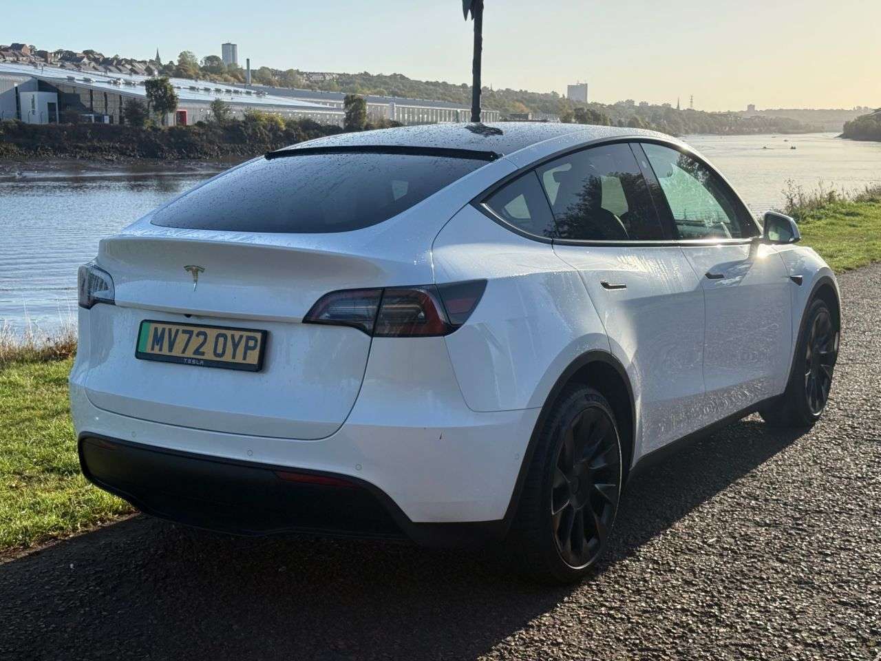 A 2022 TESLA MODEL Y (Dual Motor) Long Range SUV 5dr Electric Auto 4WDE (384 bhp) GLOSS BLACK AL A 2022 TESLA MODEL Y (Dual Motor) Long Range SUV 5dr Electric Auto 4WDE (384 bhp) GLOSS BLACK AL