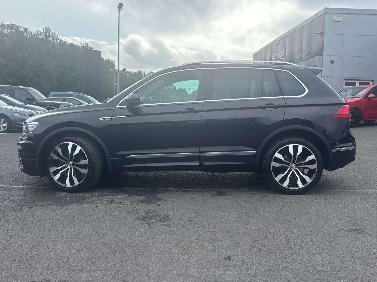 A 2019 VOLKSWAGEN TIGUAN 2.0 TDI R-Line Tech SUV 5dr Diesel DSG Euro 6 (s/s) (150 ps) A 2019 VOLKSWAGEN TIGUAN 2.0 TDI R-Line Tech SUV 5dr Diesel DSG Euro 6 (s/s) (150 ps)