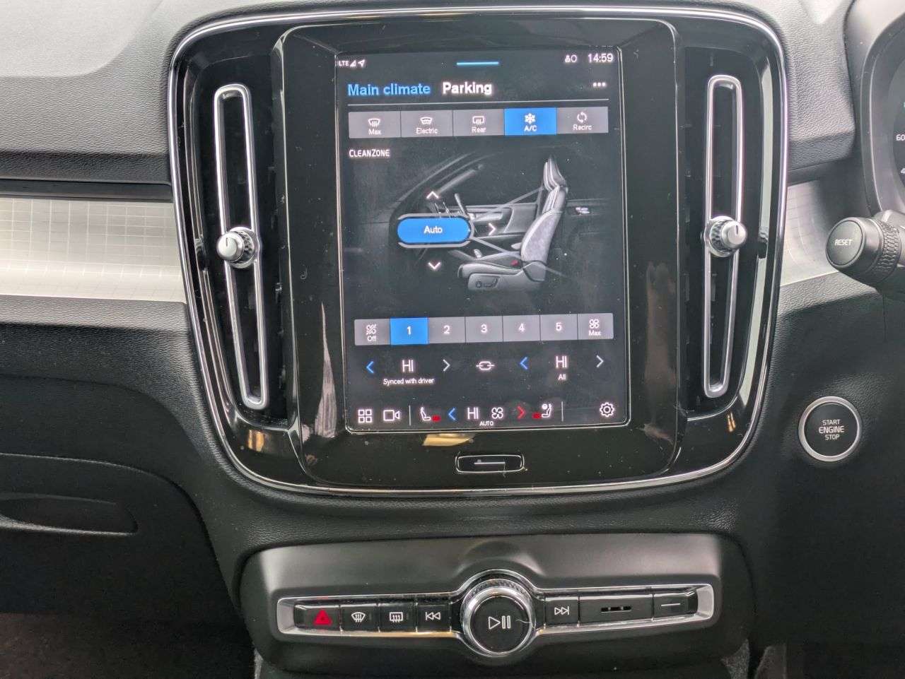 2022 VOLVO XC40 2022 VOLVO XC40