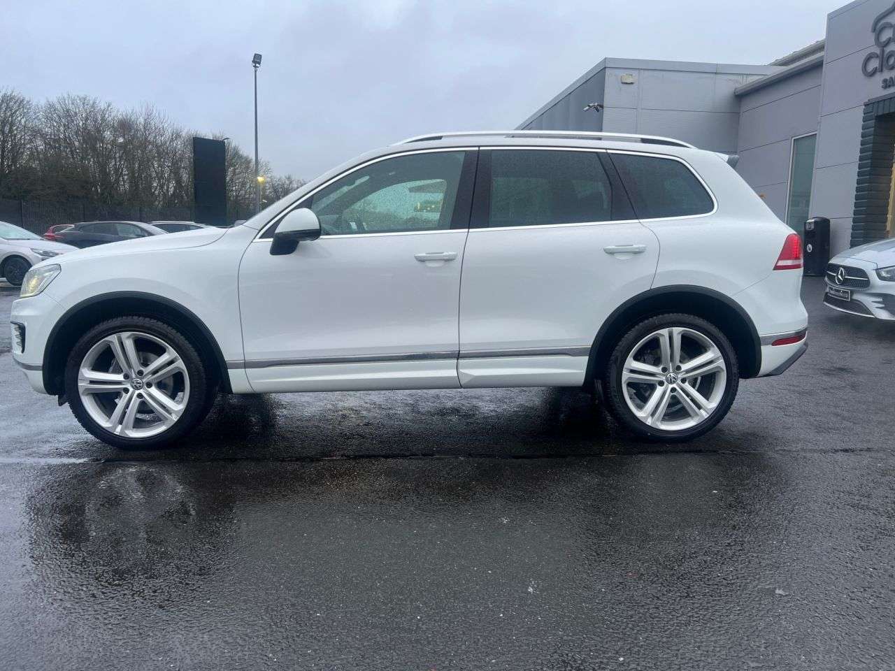 A 2018 VOLKSWAGEN TOUAREG 3.0 TDI V6 R-Line Plus SUV 5dr Diesel Tiptronic 4WD Euro 6 (s/s) (262 ps) A 2018 VOLKSWAGEN TOUAREG 3.0 TDI V6 R-Line Plus SUV 5dr Diesel Tiptronic 4WD Euro 6 (s/s) (262 ps)