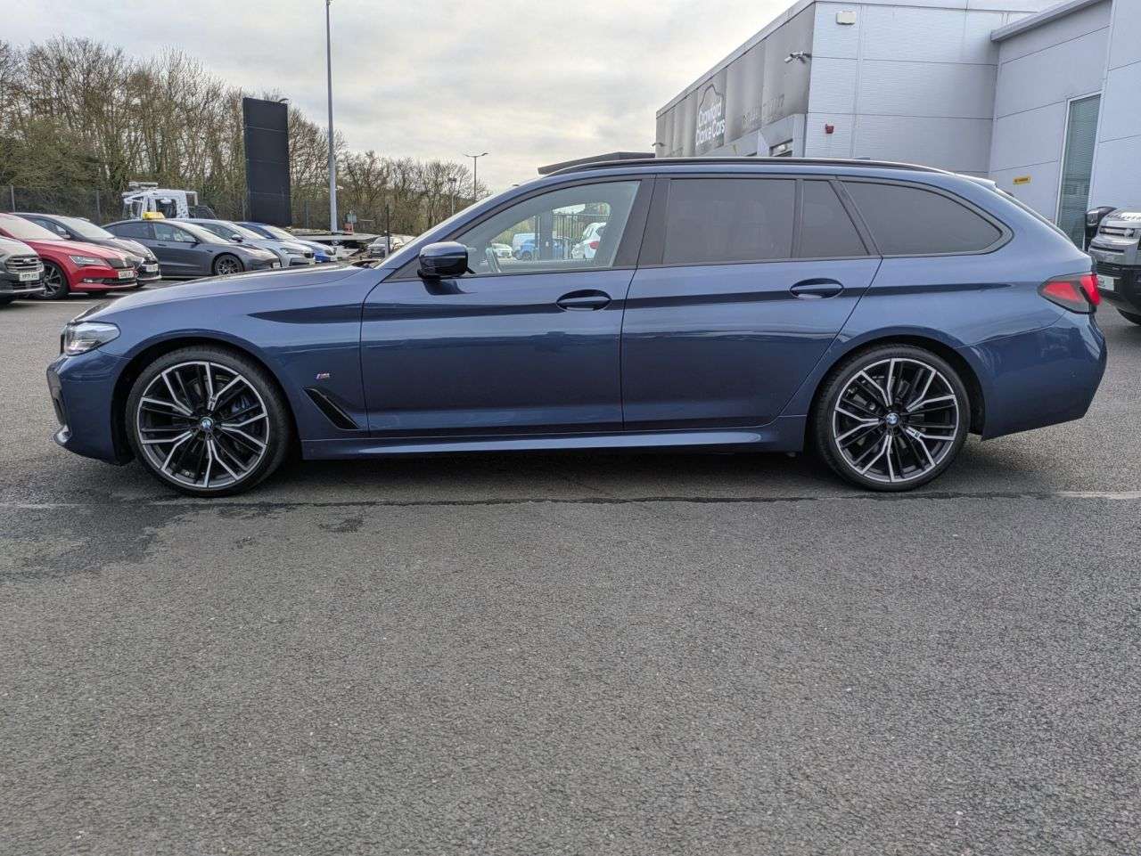 A 2021 BMW 5 SERIES 2.0 520d MHT M Sport Touring 5dr Diesel Hybrid Steptronic Euro 6 (s/s) (190 A 2021 BMW 5 SERIES 2.0 520d MHT M Sport Touring 5dr Diesel Hybrid Steptronic Euro 6 (s/s) (190