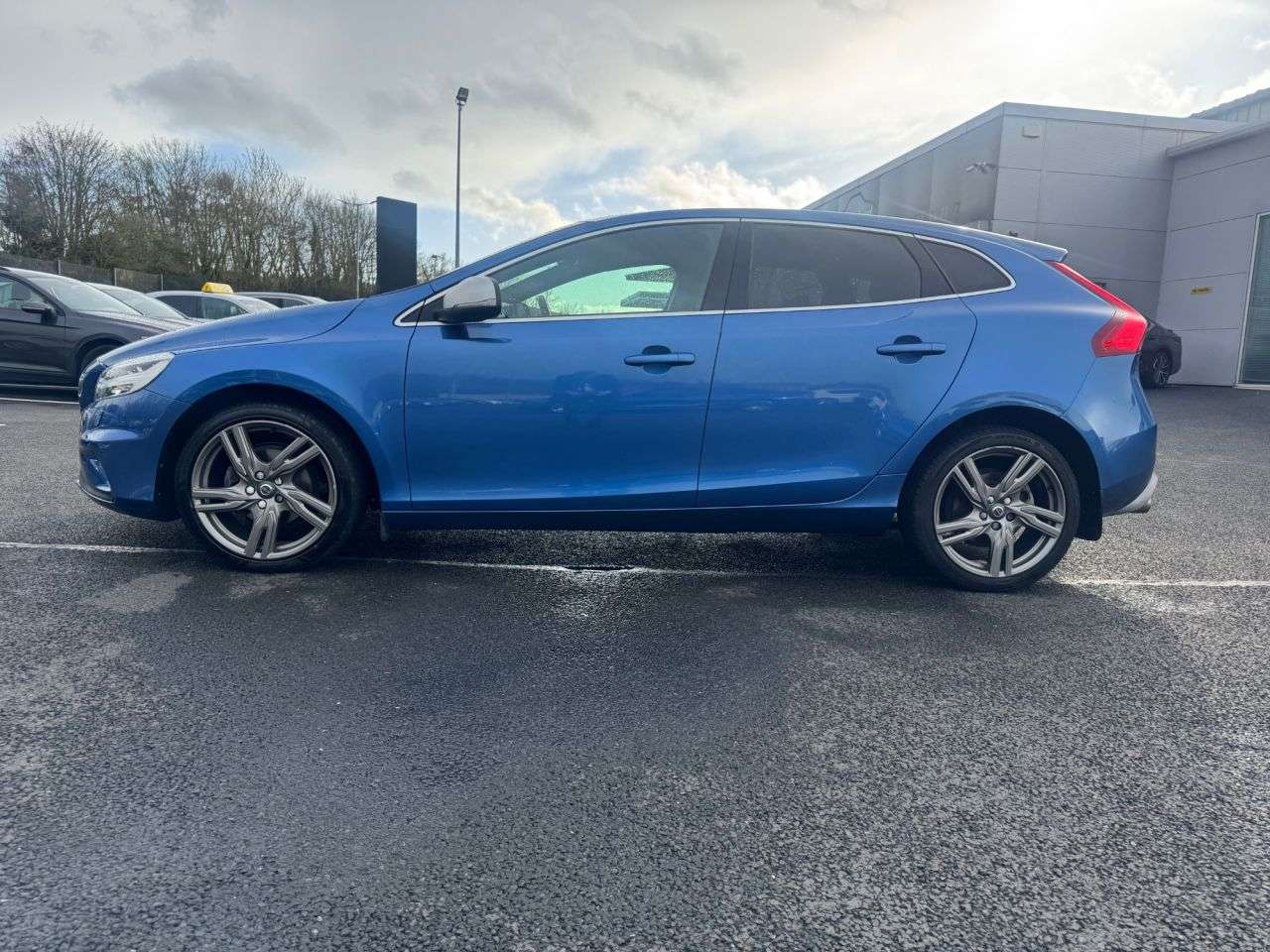 A 2017 VOLVO V40 2.0 D2 R-Design Pro Hatchback 5dr Diesel Manual Euro 6 (s/s) (120 ps) A 2017 VOLVO V40 2.0 D2 R-Design Pro Hatchback 5dr Diesel Manual Euro 6 (s/s) (120 ps)