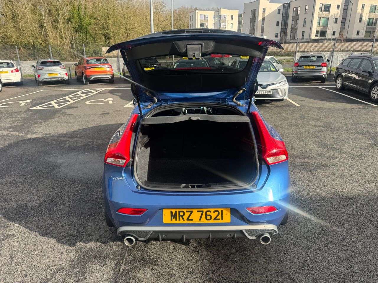 2017 VOLVO V40 2017 VOLVO V40