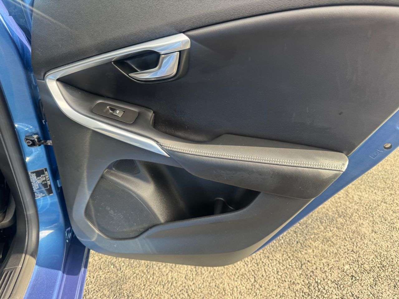 2017 VOLVO V40 2017 VOLVO V40