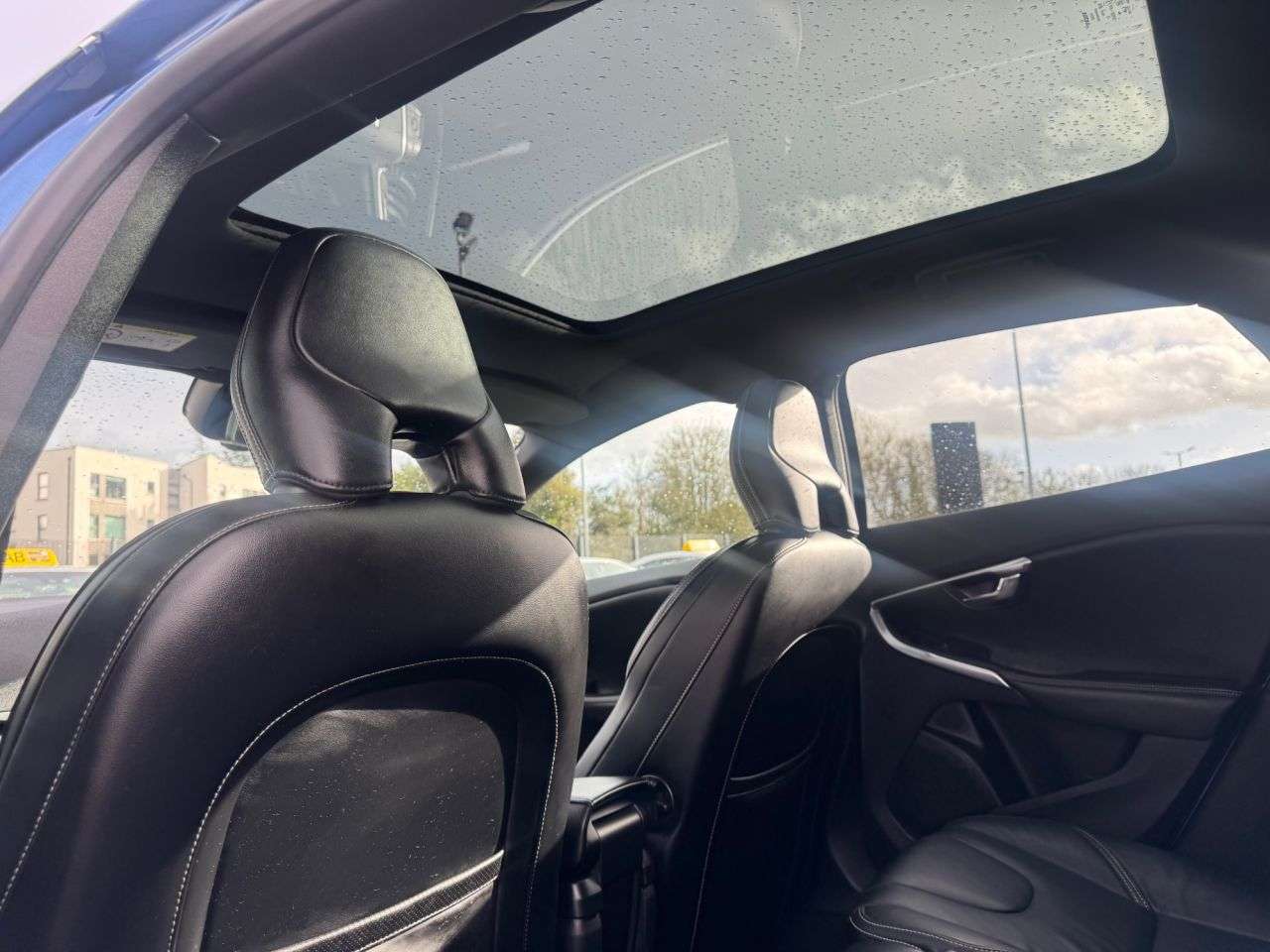 2017 VOLVO V40 2017 VOLVO V40