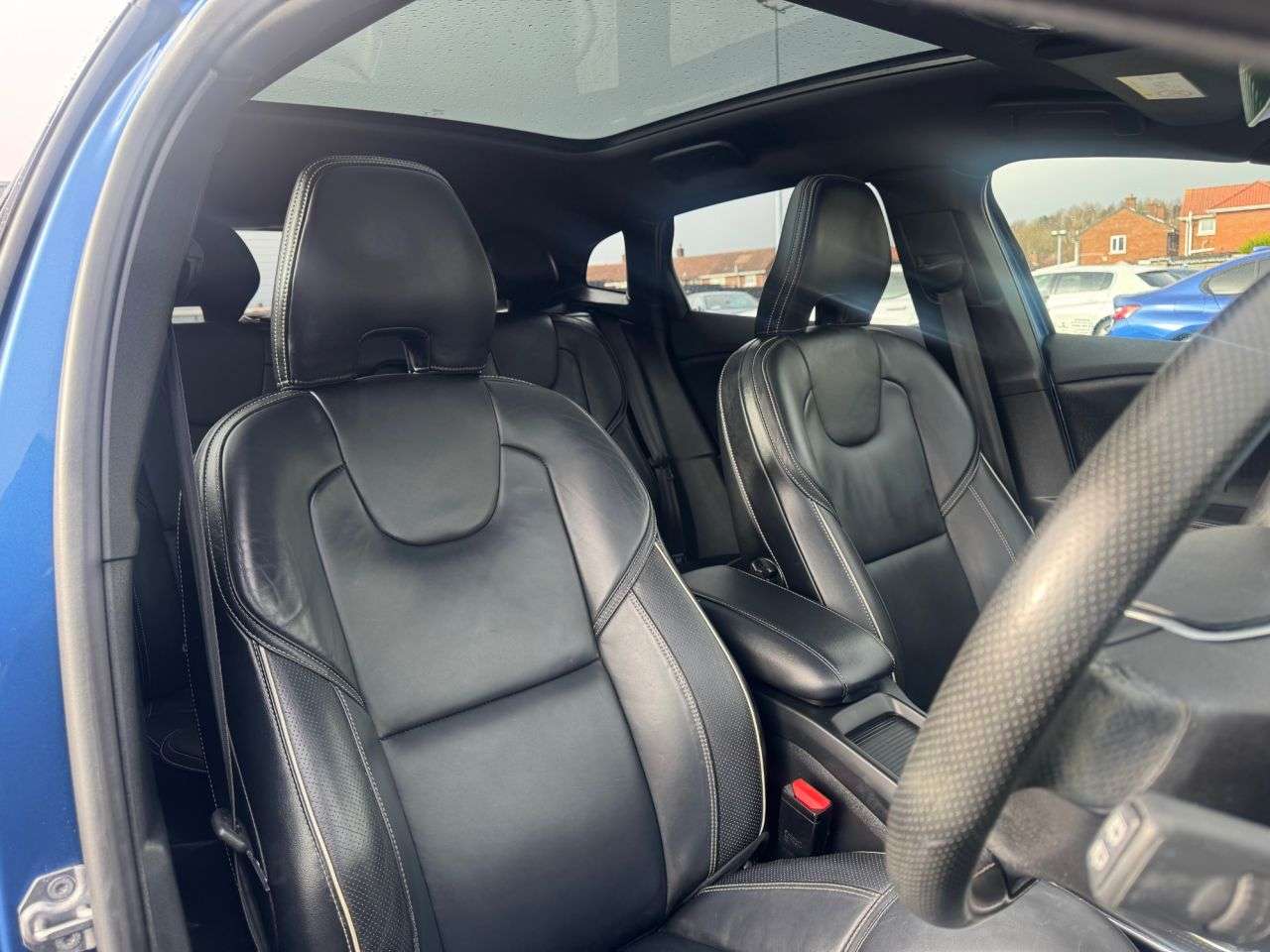 2017 VOLVO V40 2017 VOLVO V40