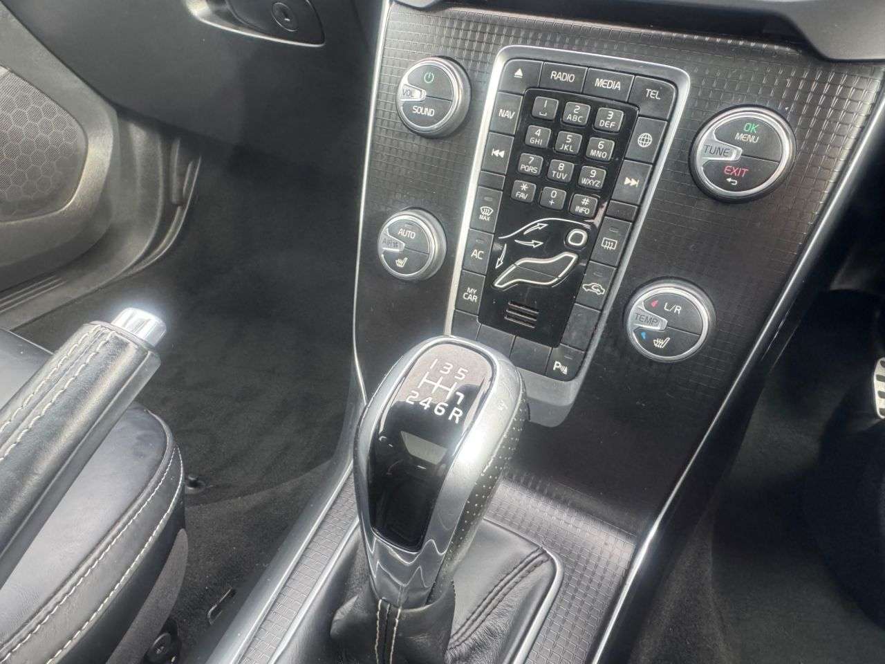 2017 VOLVO V40 2017 VOLVO V40