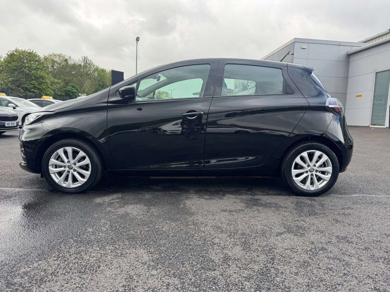A 2022 RENAULT ZOE R110 EV50 52kWh Iconic Hatchback 5dr Electric Auto (Rapid Charge) (107 bhp) A 2022 RENAULT ZOE R110 EV50 52kWh Iconic Hatchback 5dr Electric Auto (Rapid Charge) (107 bhp)