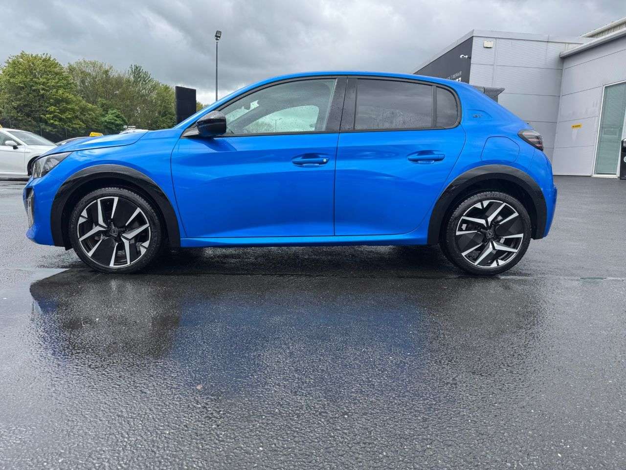 A 2024 PEUGEOT 208 1.2 GT Hatchback 5dr Petrol Hybrid e-DSC6 Euro 6 (s/s) (136 ps) A 2024 PEUGEOT 208 1.2 GT Hatchback 5dr Petrol Hybrid e-DSC6 Euro 6 (s/s) (136 ps)