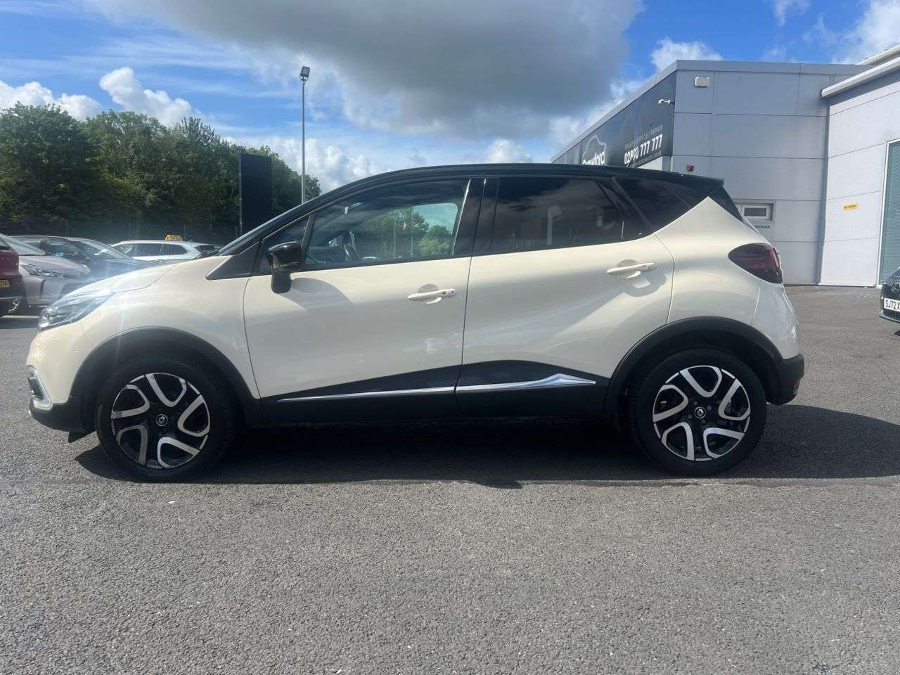 A 2017 RENAULT CAPTUR 0.9 TCe ENERGY Dynamique S Nav SUV 5dr Petrol Manual Euro 6 (s/s) (90 ps) A 2017 RENAULT CAPTUR 0.9 TCe ENERGY Dynamique S Nav SUV 5dr Petrol Manual Euro 6 (s/s) (90 ps)