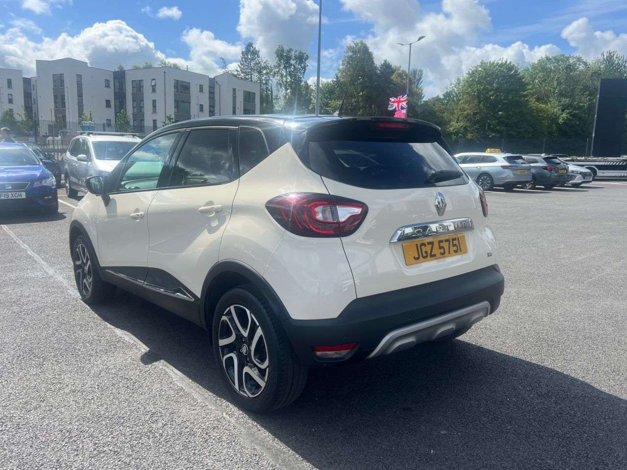 A 2017 RENAULT CAPTUR 0.9 TCe ENERGY Dynamique S Nav SUV 5dr Petrol Manual Euro 6 (s/s) (90 ps) A 2017 RENAULT CAPTUR 0.9 TCe ENERGY Dynamique S Nav SUV 5dr Petrol Manual Euro 6 (s/s) (90 ps)