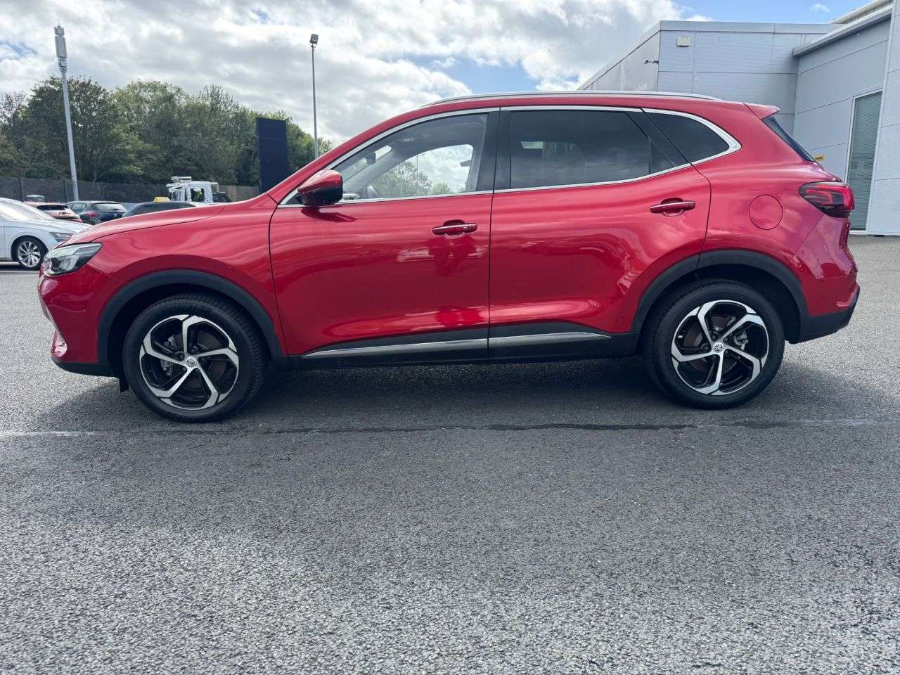A 2024 MG MG HS 1.5 T-GDI 16.6kWh Trophy SUV 5dr Petrol Plug-in Hybrid Auto Euro 6 (s/s) (2 A 2024 MG MG HS 1.5 T-GDI 16.6kWh Trophy SUV 5dr Petrol Plug-in Hybrid Auto Euro 6 (s/s) (2