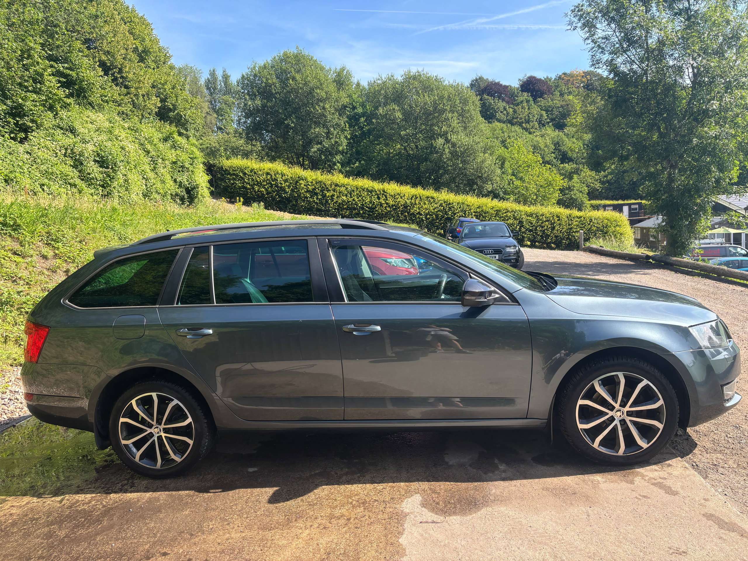 A 2014 SKODA OCTAVIA 2.0 TDI Elegance Estate 5dr Diesel Manual 4WD Euro 5 (s/s) (150 ps) A 2014 SKODA OCTAVIA 2.0 TDI Elegance Estate 5dr Diesel Manual 4WD Euro 5 (s/s) (150 ps)