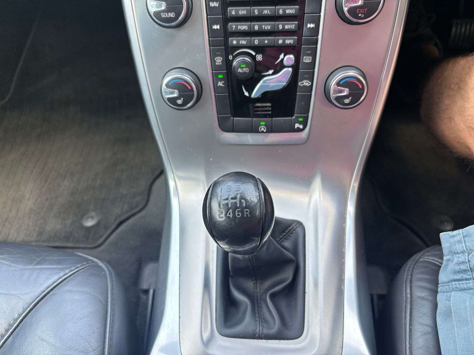2014 VOLVO V70 2014 VOLVO V70