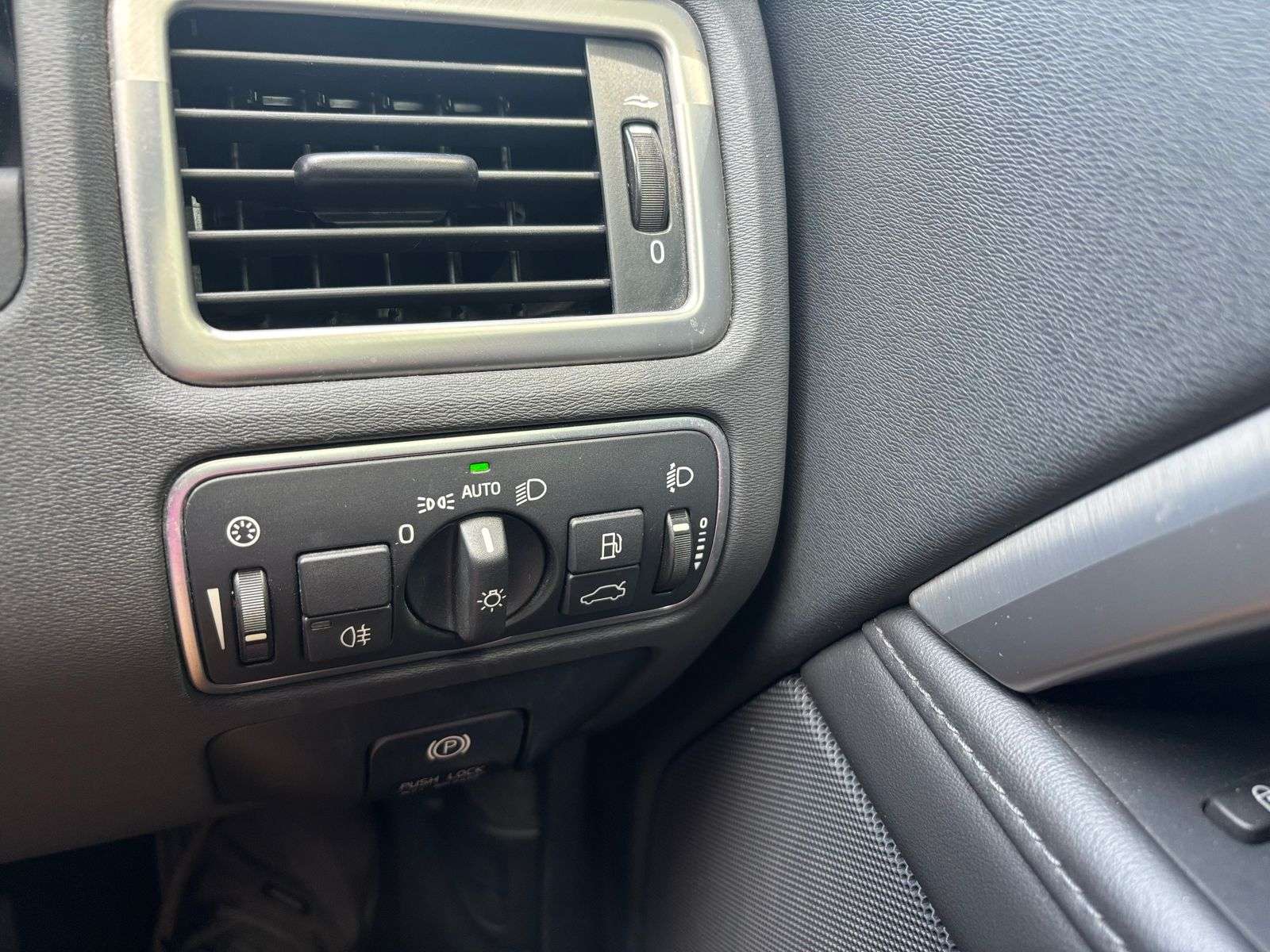 2014 VOLVO V70 2014 VOLVO V70