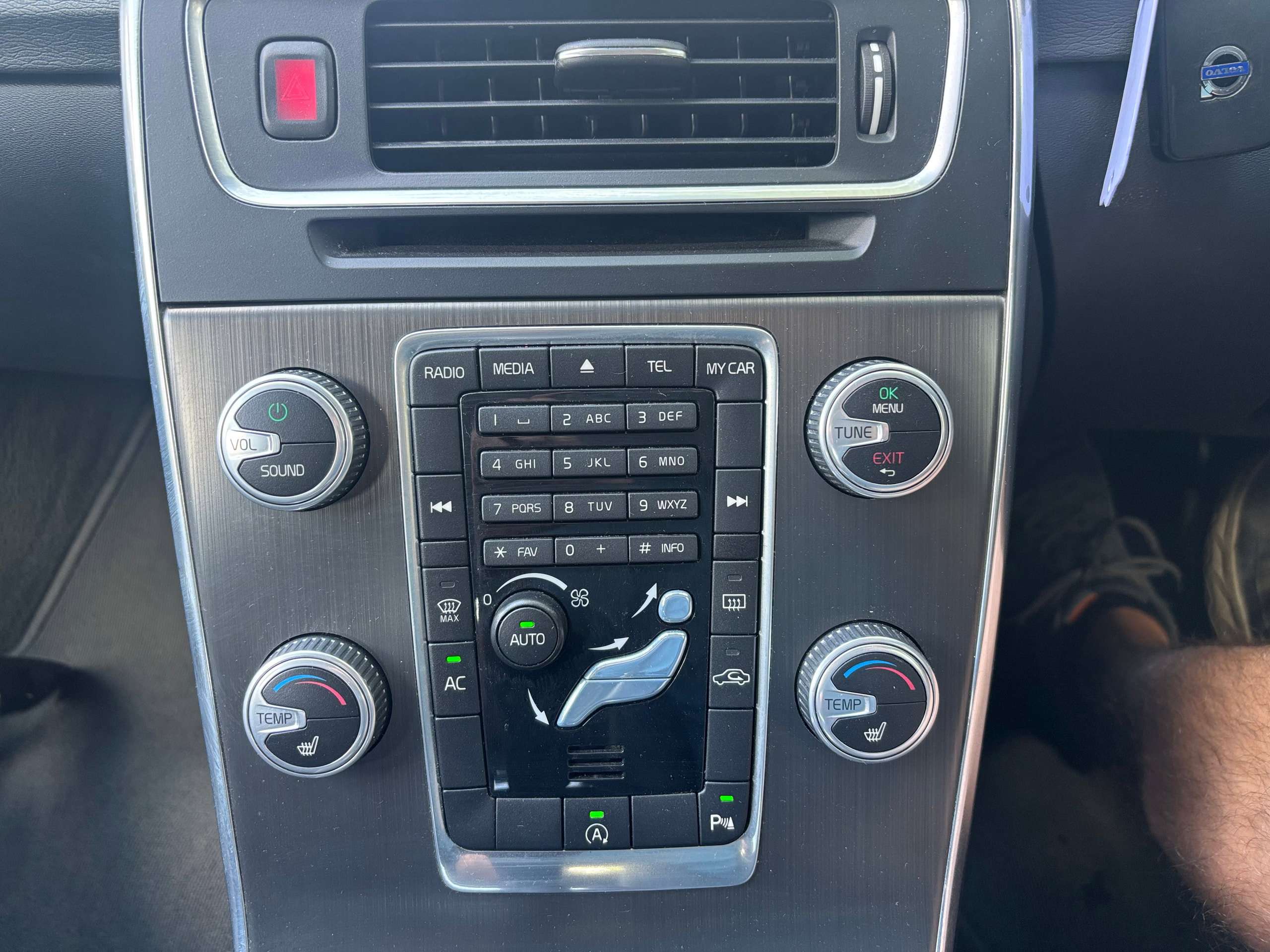2015 VOLVO V60 2015 VOLVO V60