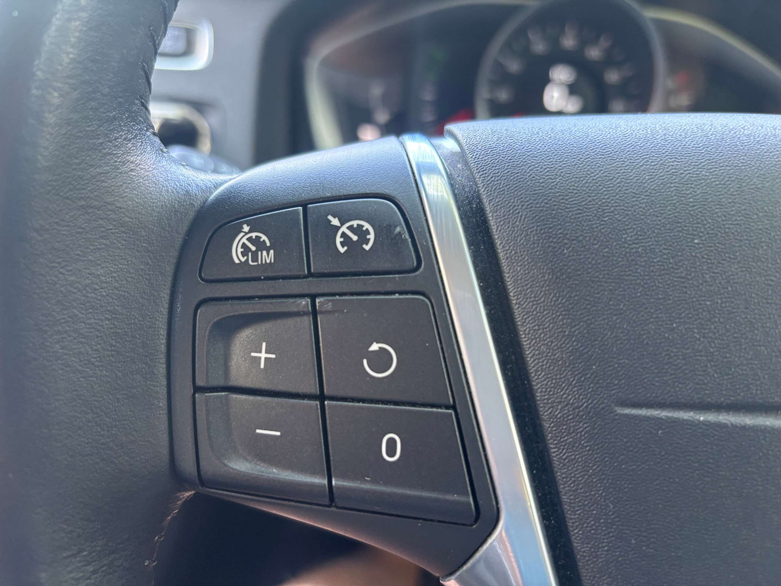 2015 VOLVO V60 2015 VOLVO V60