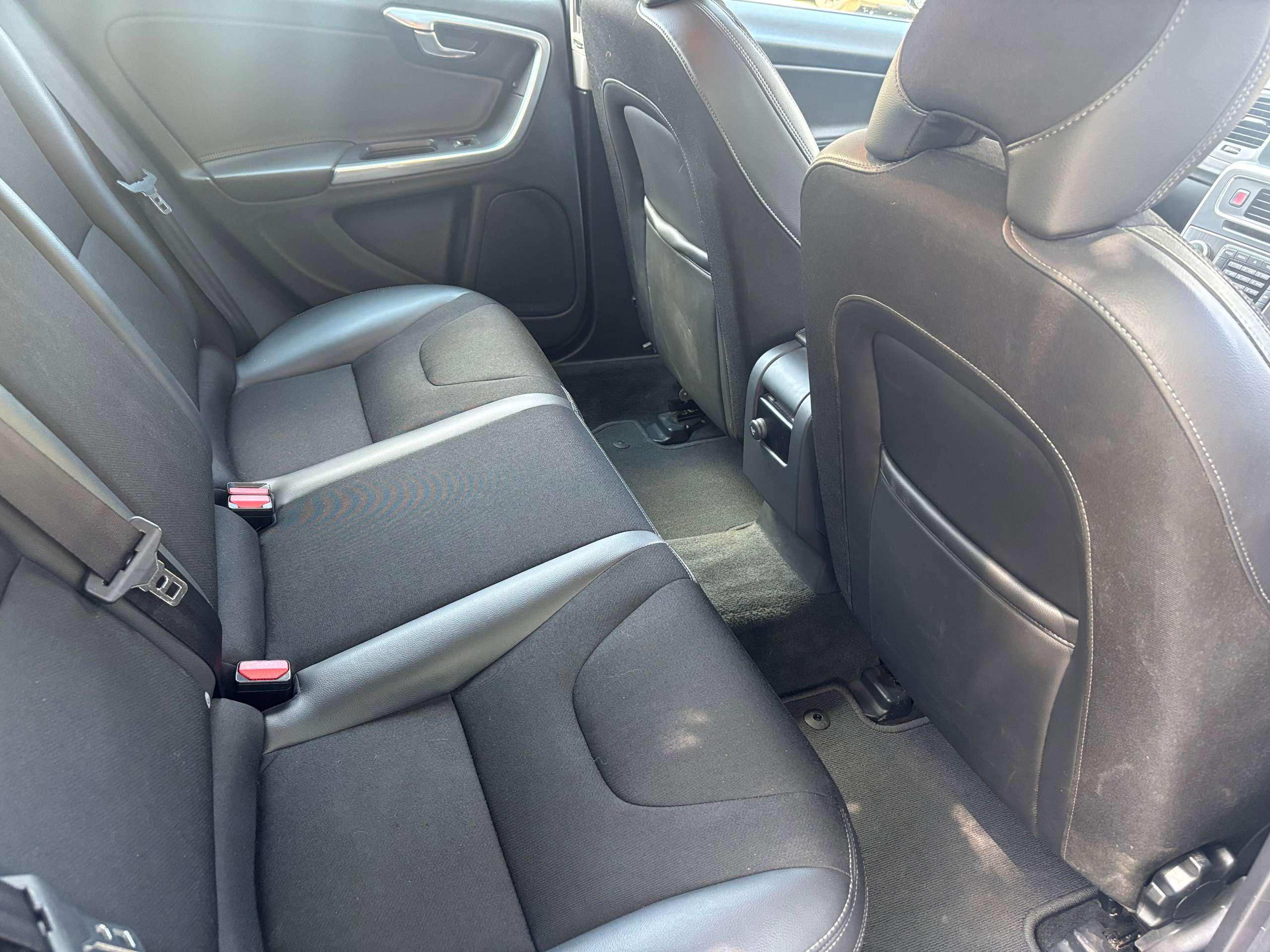2015 VOLVO V60 2015 VOLVO V60