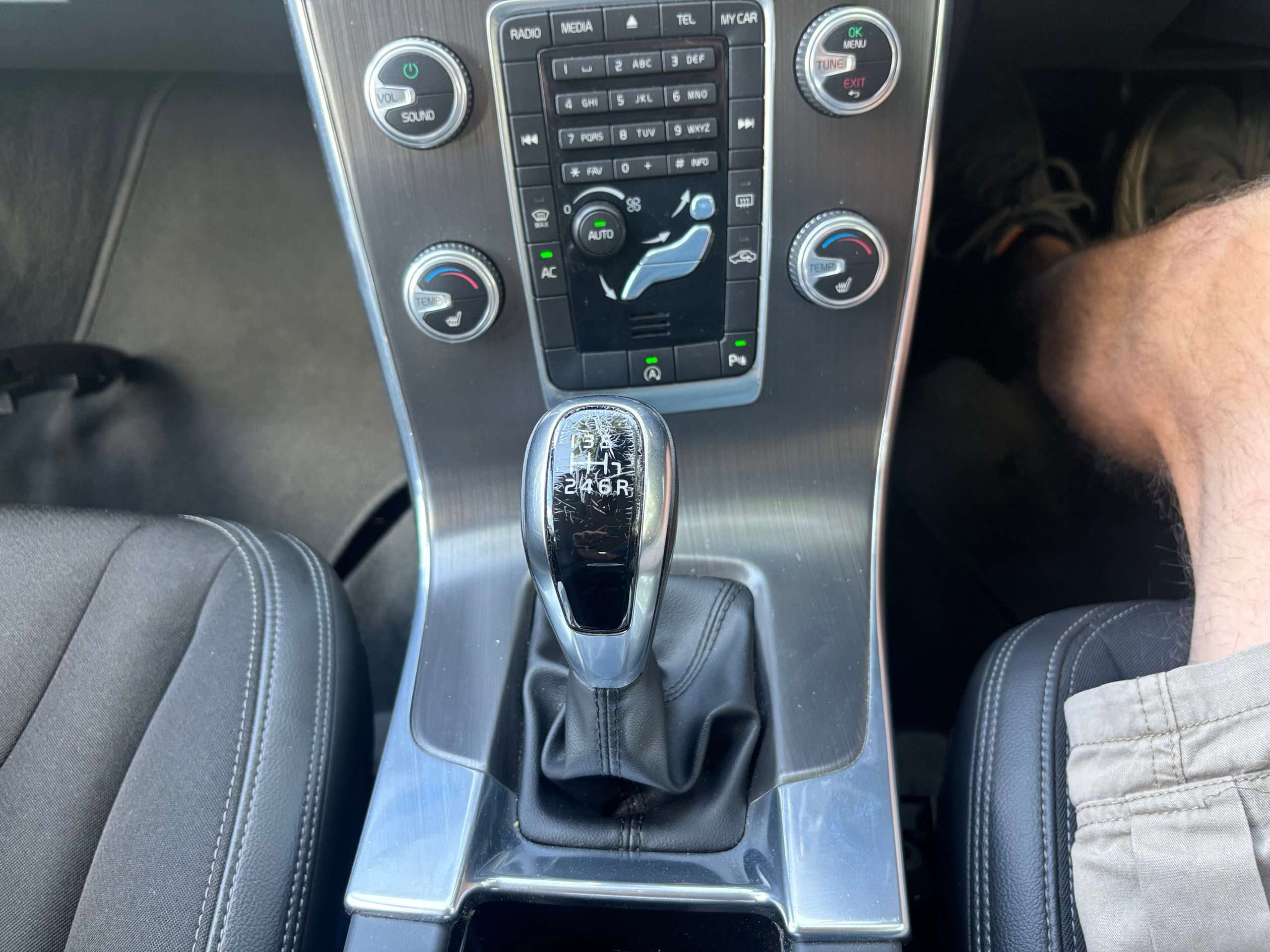 2015 VOLVO V60 2015 VOLVO V60