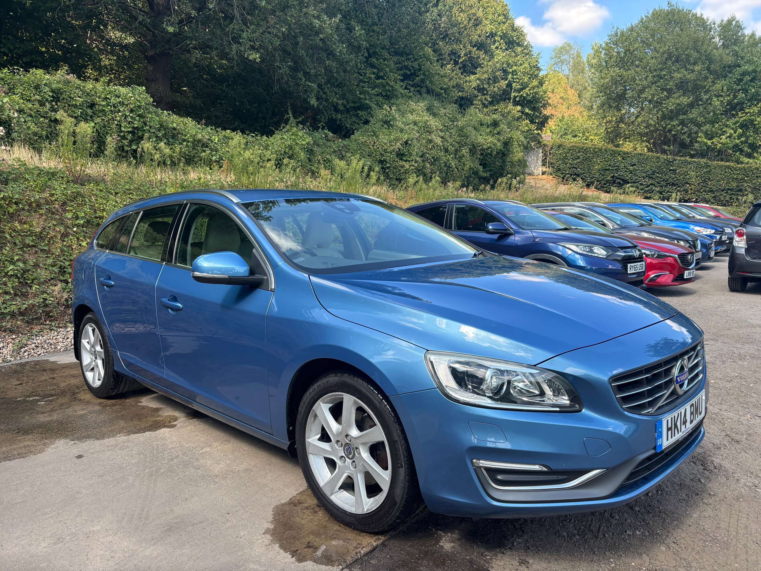 A 2014 VOLVO V60 2.0 D4 SE Lux Nav Estate 5dr Diesel Manual Euro 6 (s/s) (181 ps) A 2014 VOLVO V60 2.0 D4 SE Lux Nav Estate 5dr Diesel Manual Euro 6 (s/s) (181 ps)