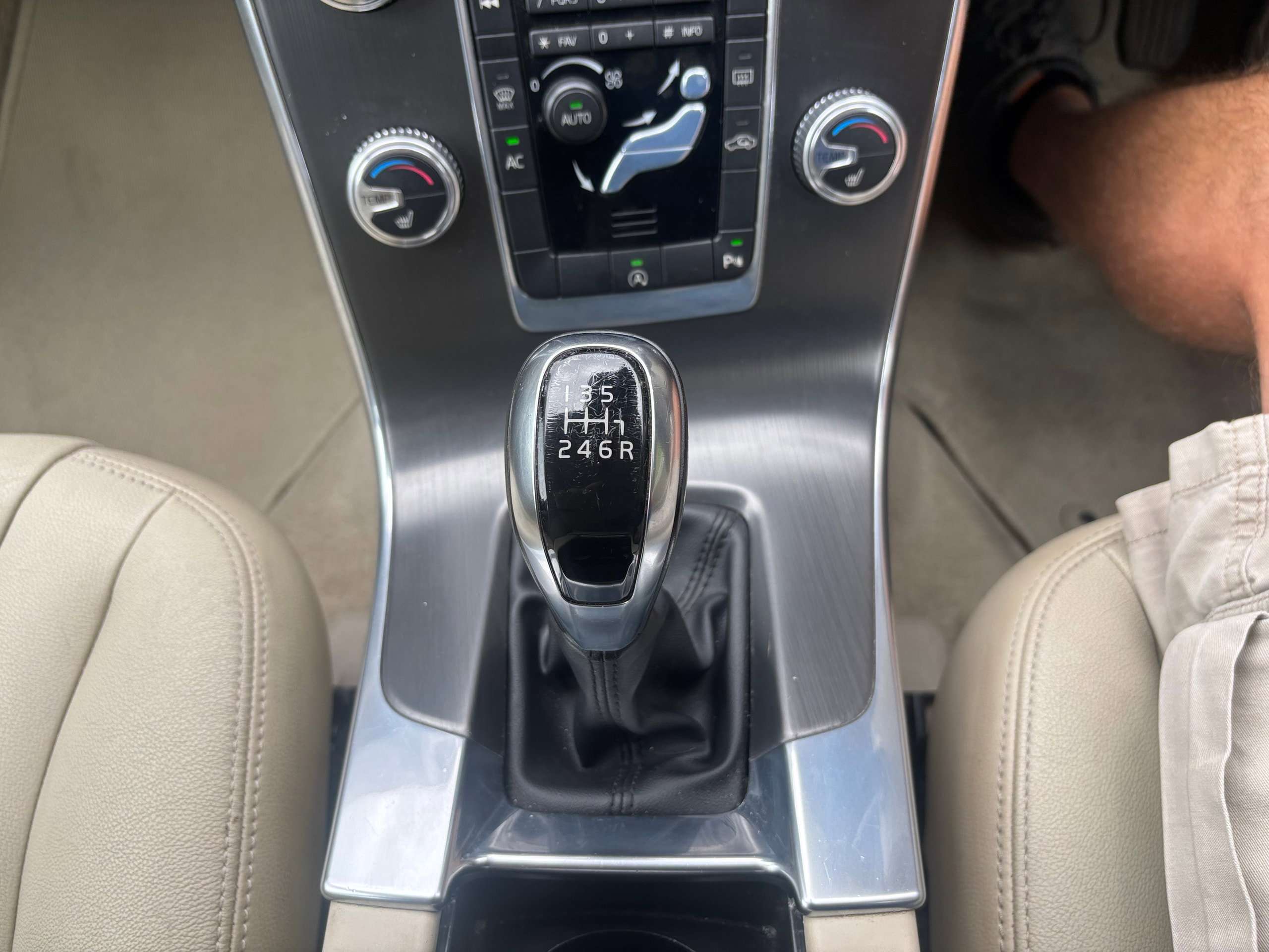 2014 VOLVO V60 2014 VOLVO V60