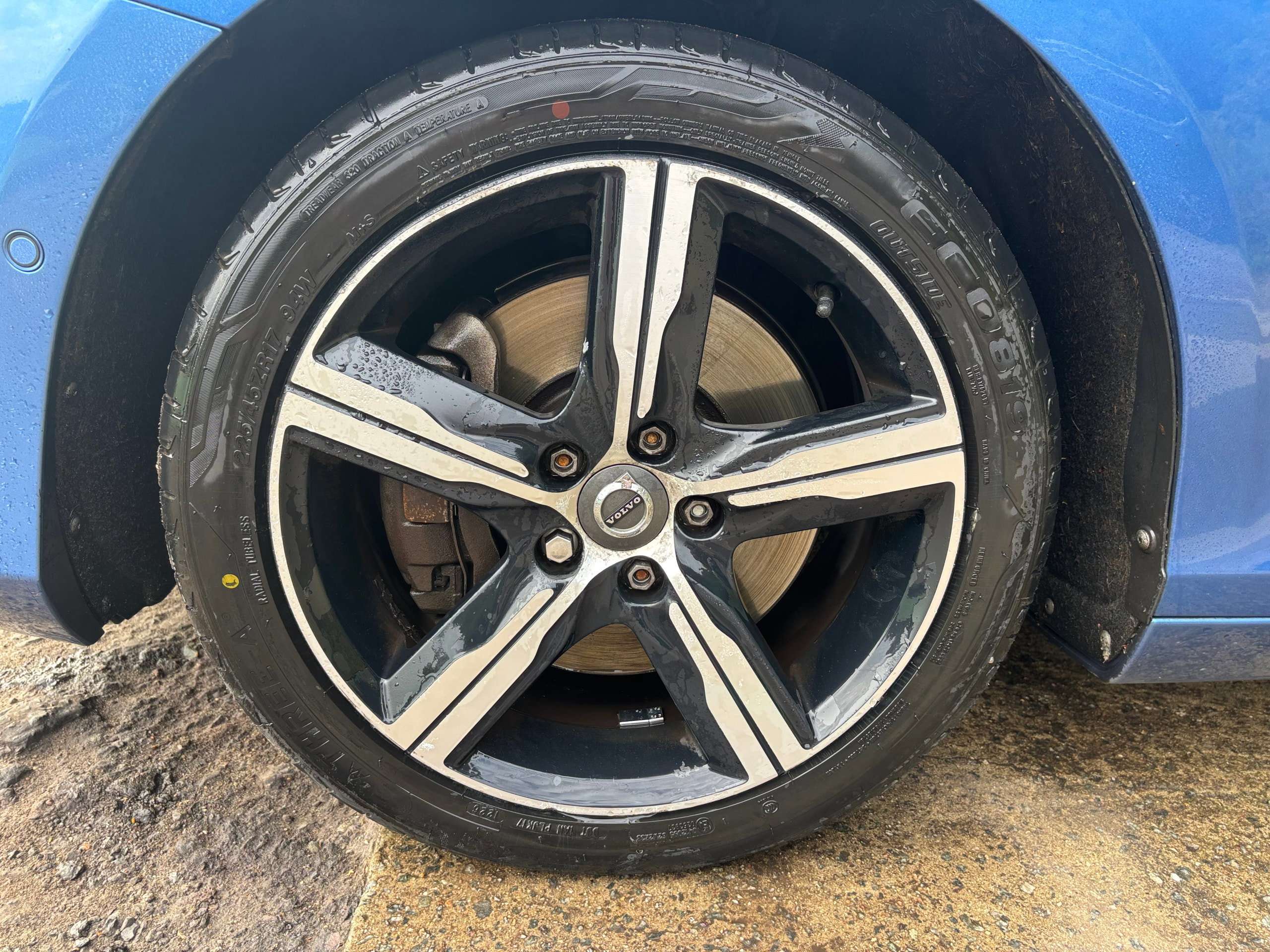 2017 VOLVO V40 2017 VOLVO V40