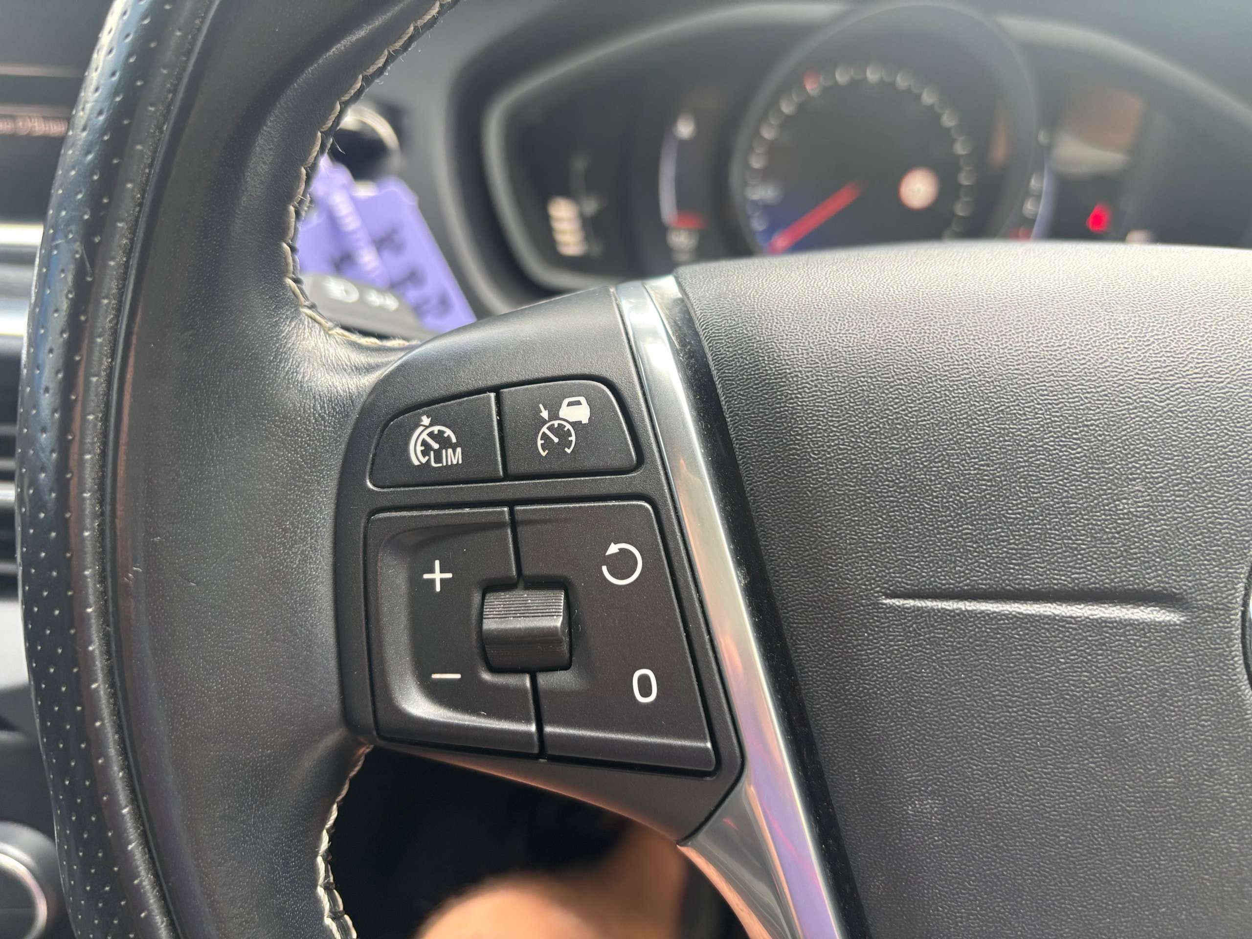 2017 VOLVO V40 2017 VOLVO V40