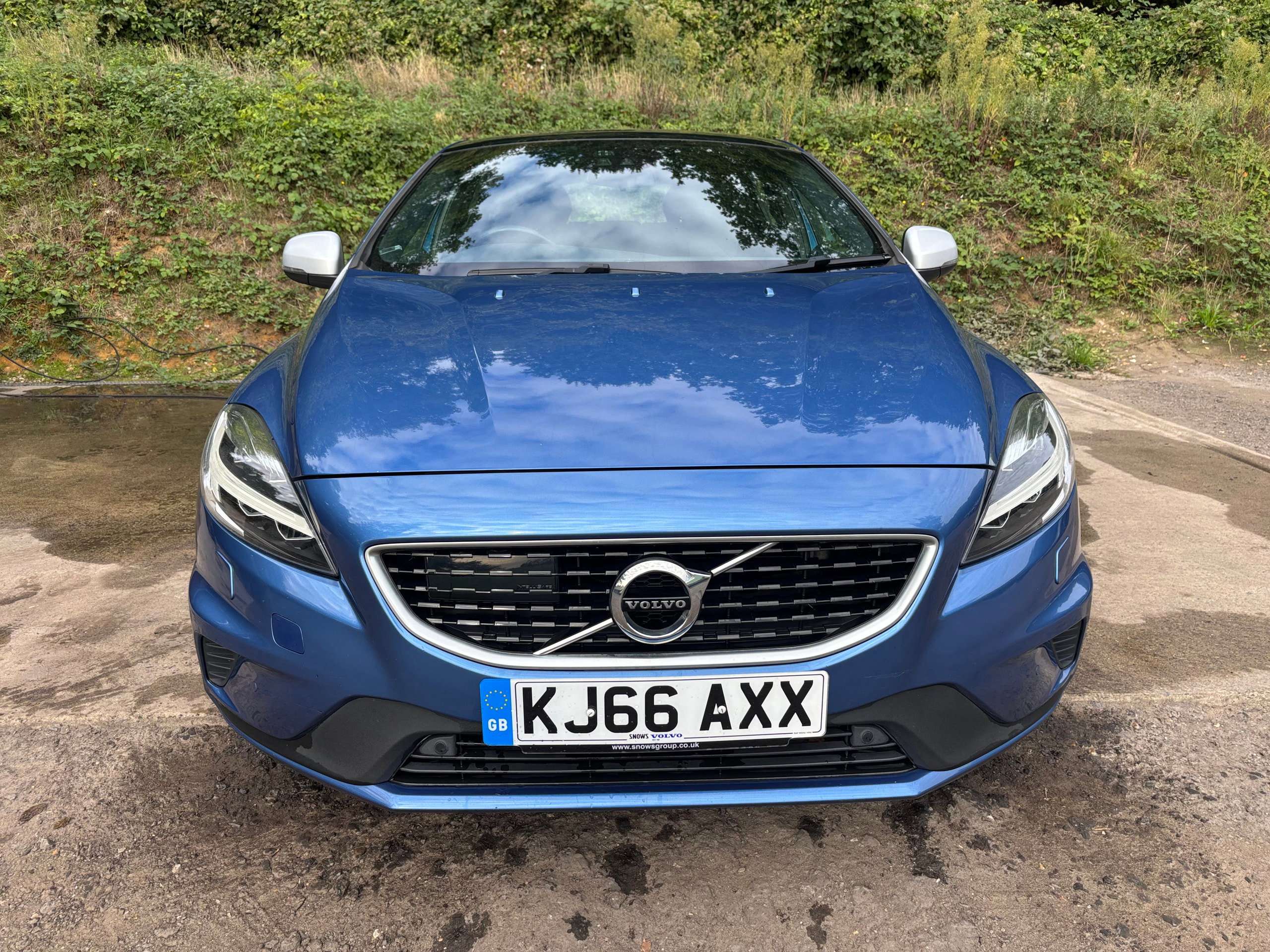 A 2017 VOLVO V40 2.0 D4 R-Design Hatchback 5dr Diesel Manual Euro 6 (s/s) (190 ps) A 2017 VOLVO V40 2.0 D4 R-Design Hatchback 5dr Diesel Manual Euro 6 (s/s) (190 ps)