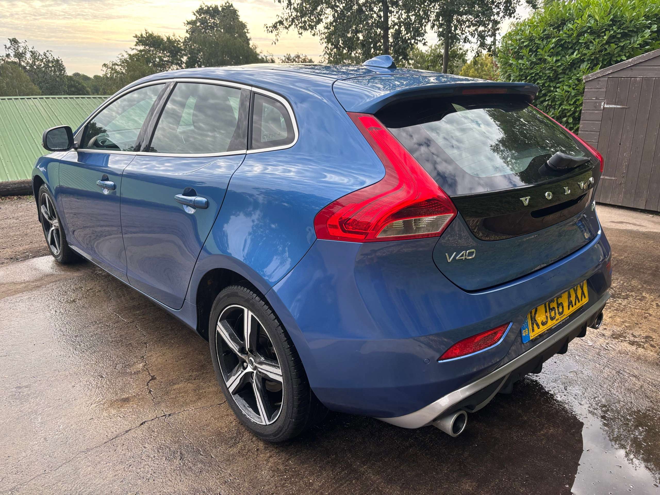 2017 VOLVO V40 2017 VOLVO V40