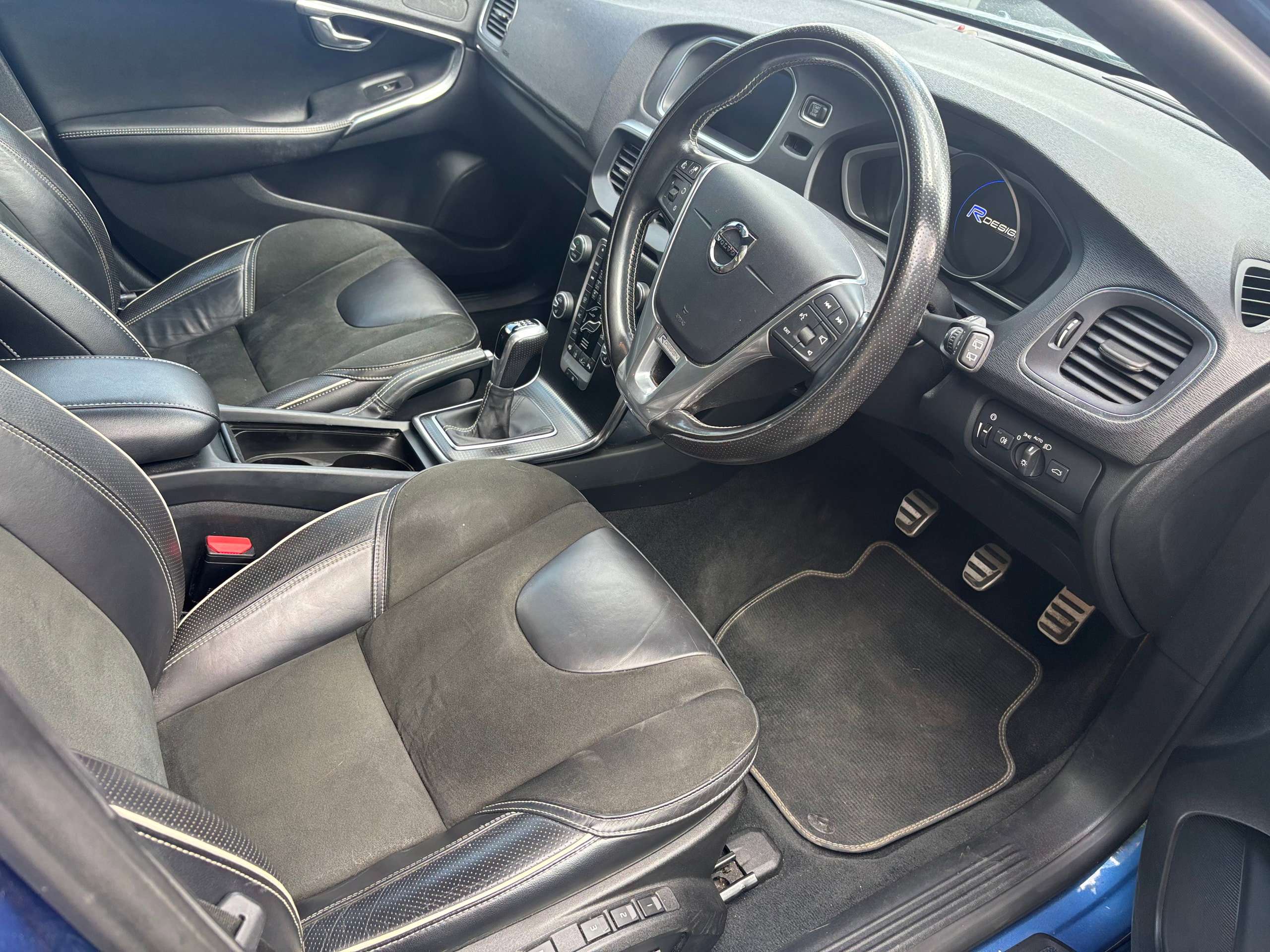 2017 VOLVO V40 2017 VOLVO V40