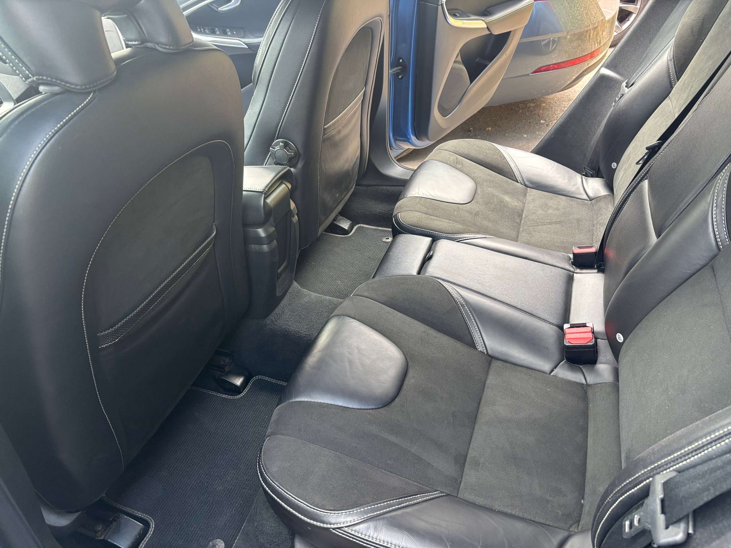 2017 VOLVO V40 2017 VOLVO V40