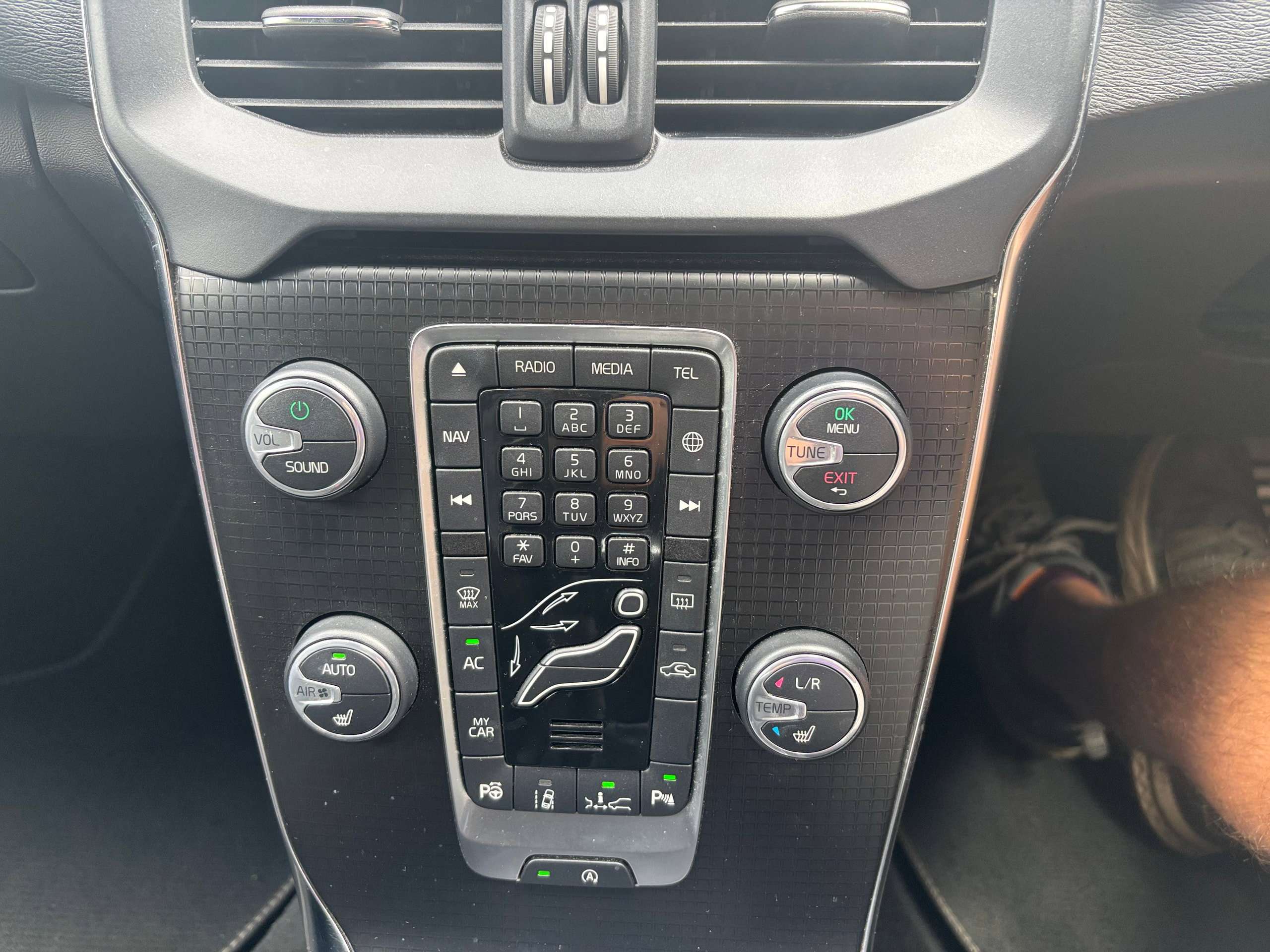 2017 VOLVO V40 2017 VOLVO V40
