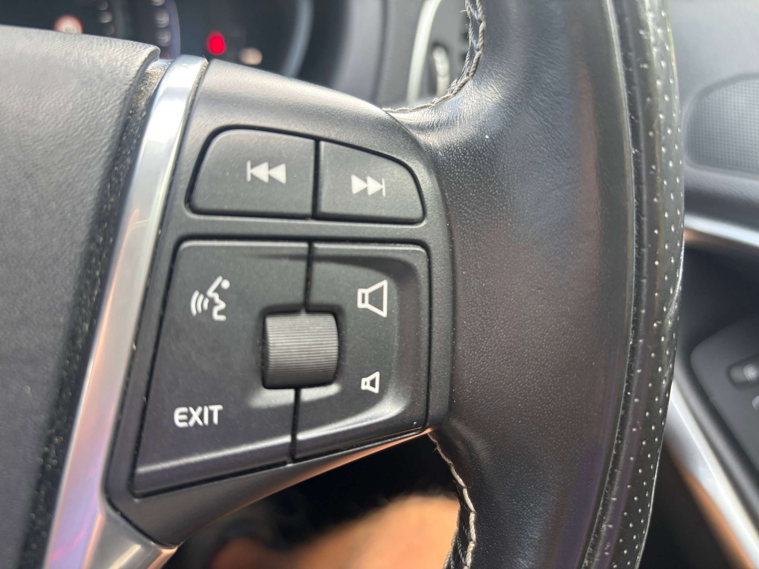 2017 VOLVO V40 2017 VOLVO V40