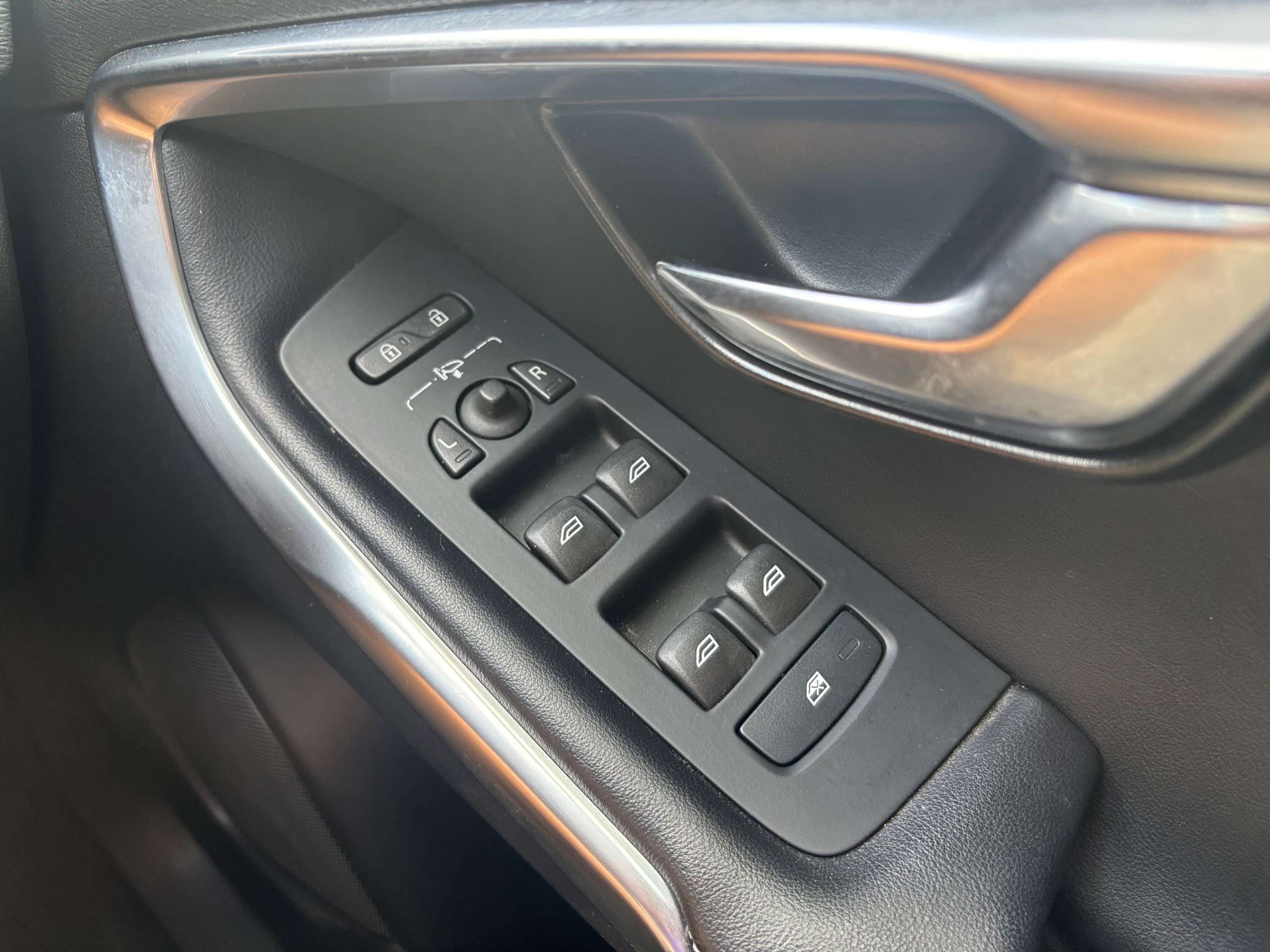 2017 VOLVO V40 2017 VOLVO V40