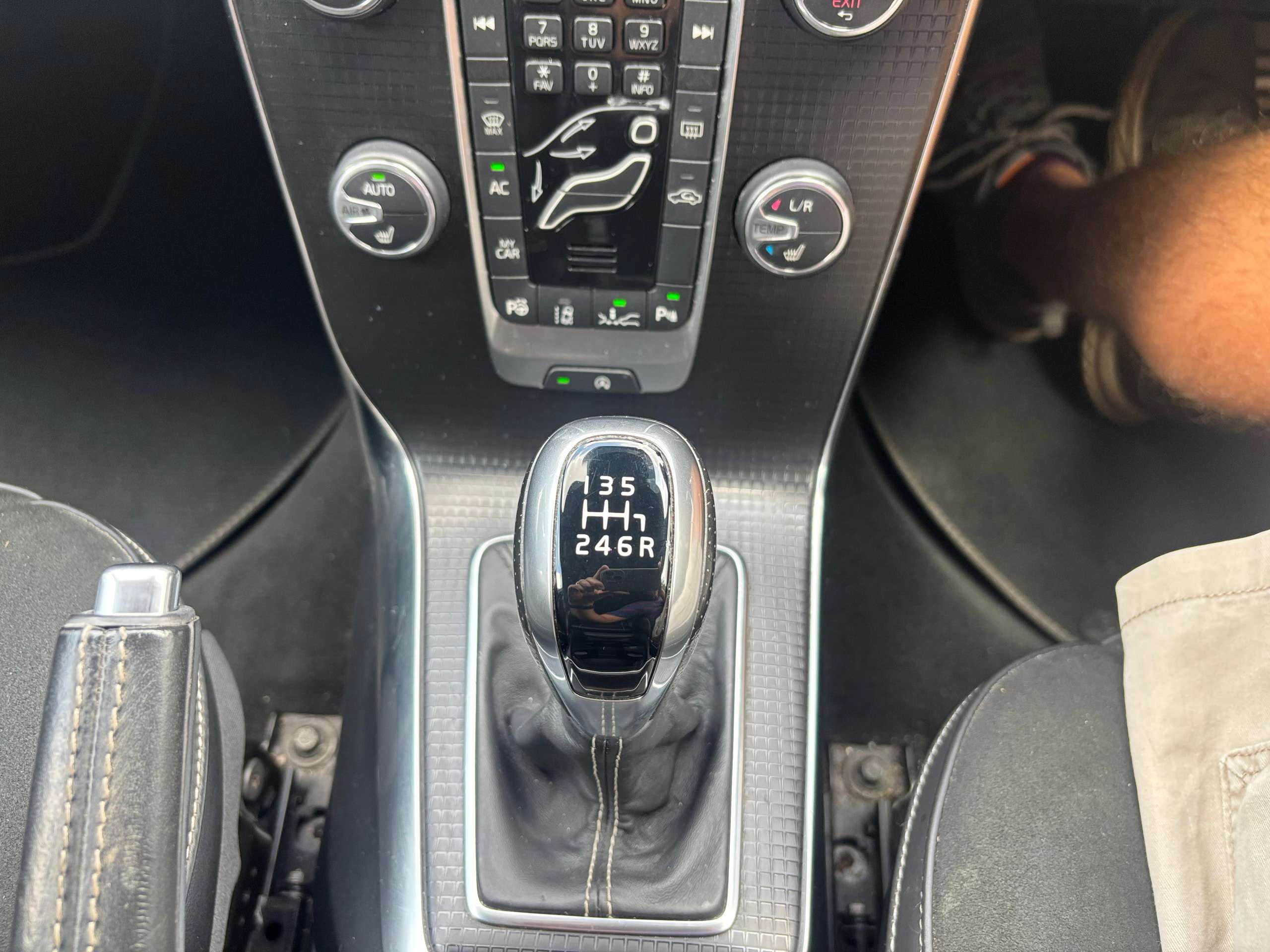 2017 VOLVO V40 2017 VOLVO V40